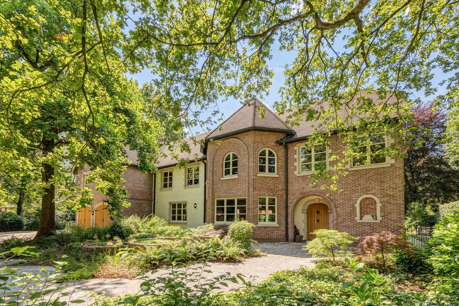 Riante villa met prachtige tuin en praktijk ruimte foto 3