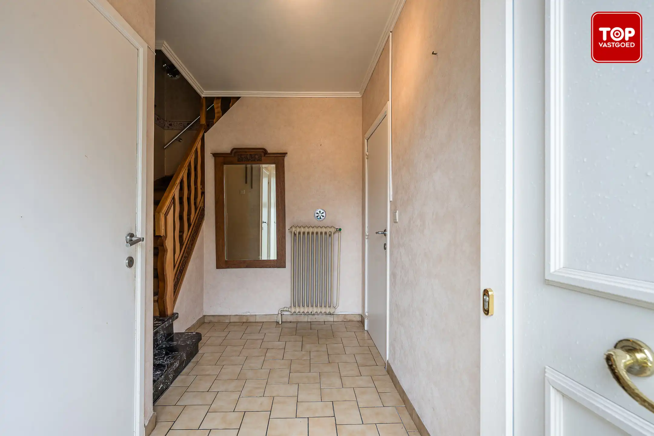 Op te frissen half open bebouwing met 3 slaapkamers, tuin en garage.  foto 12