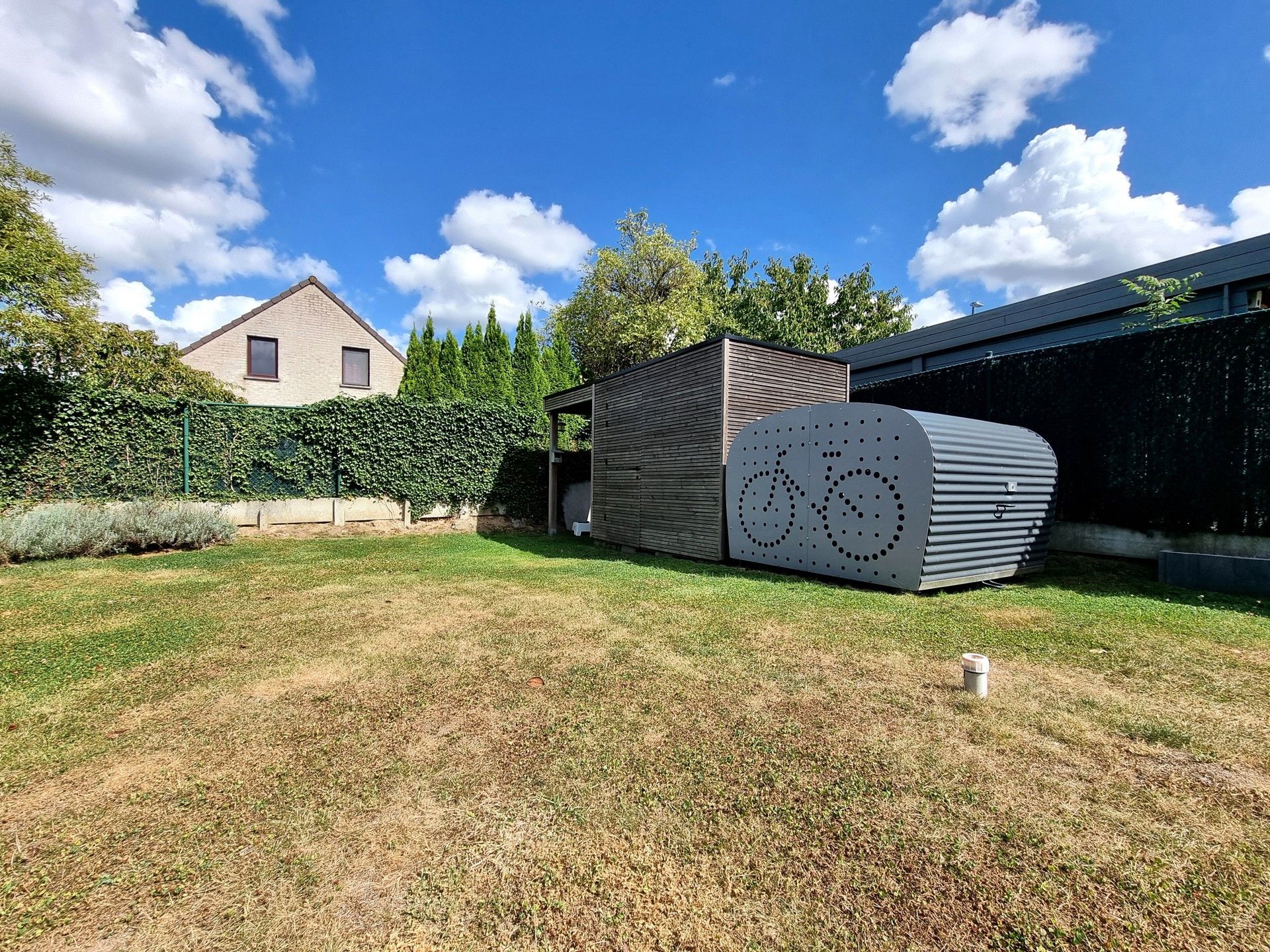 Handelsgelijkvloers met triplex-appartement in het hartje van Pamel foto 30