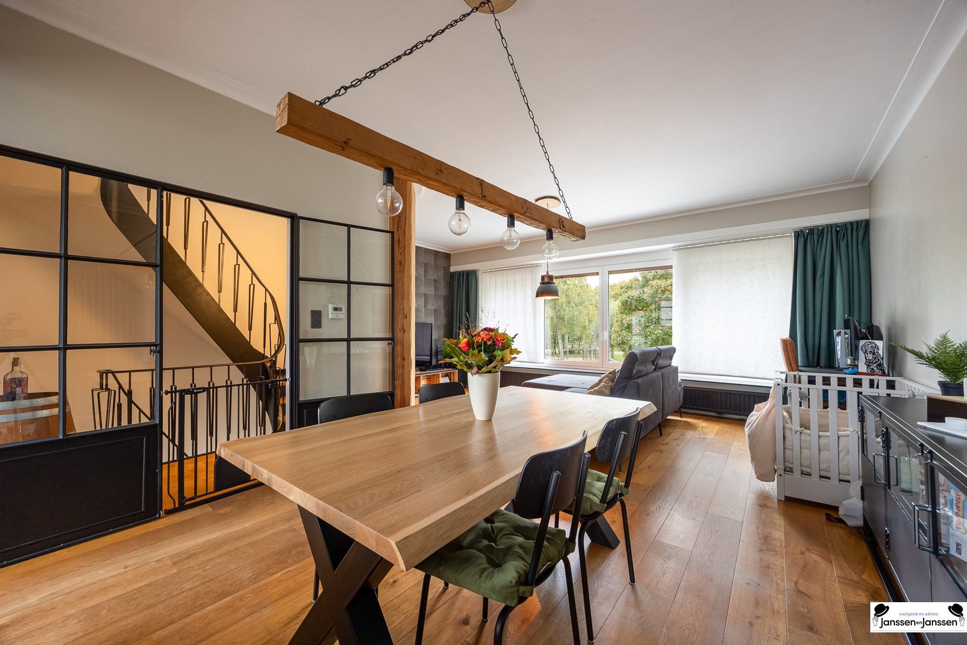 Prachtig gerenoveerde woning met 3 slaapkamers en uitzicht op groen foto {{pictureIndex}}