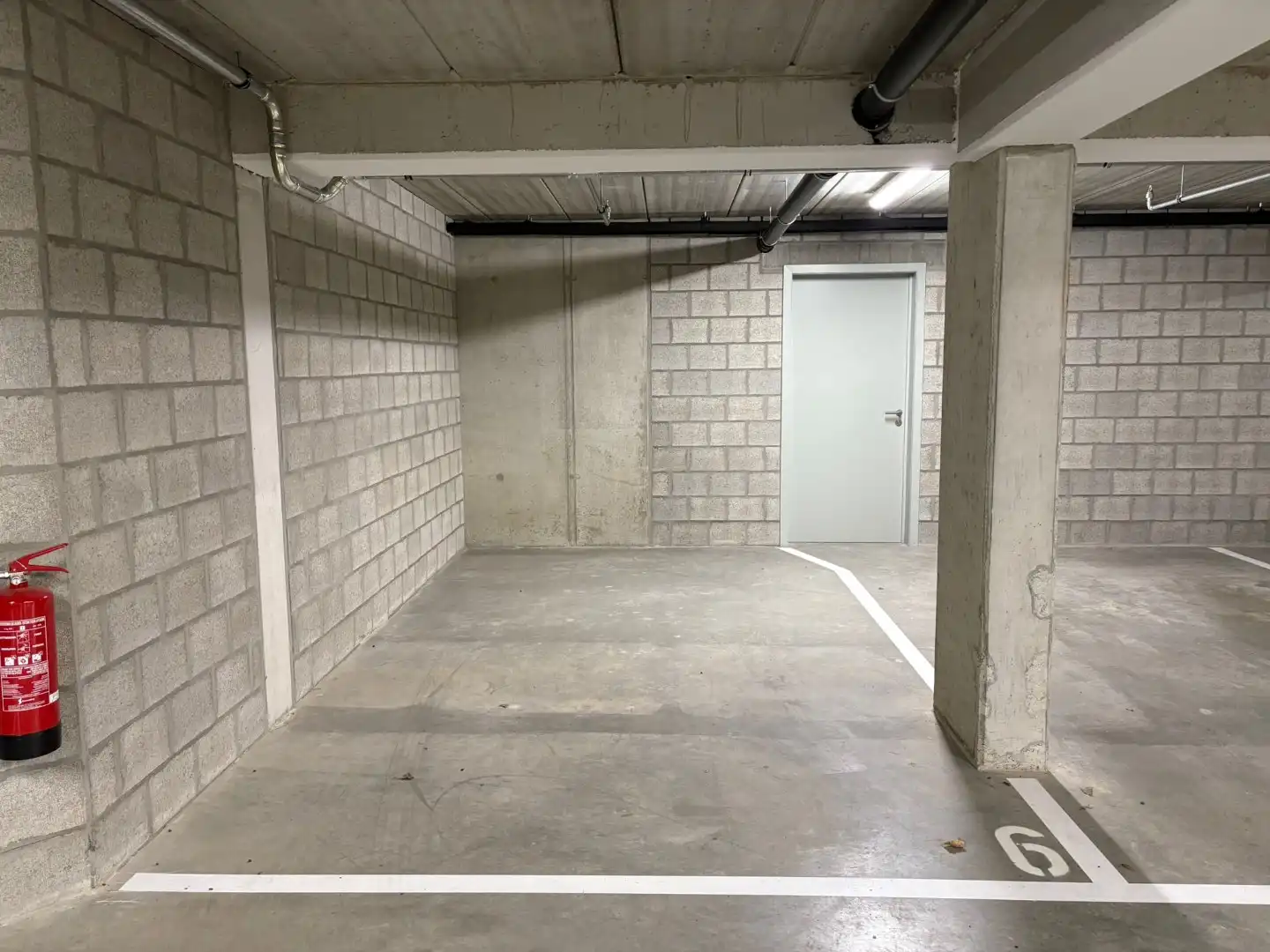 Ruime ondergrondse autostaanplaats in het centrum van Balen !  foto {{pictureIndex}}