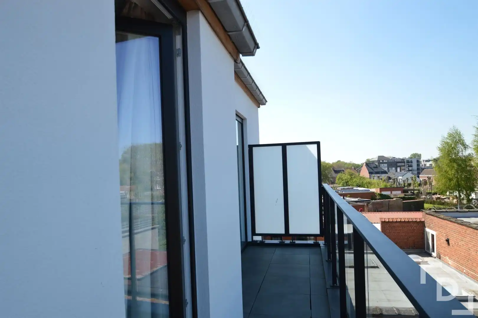 Lichtrijk appartement met carport en berging foto 9