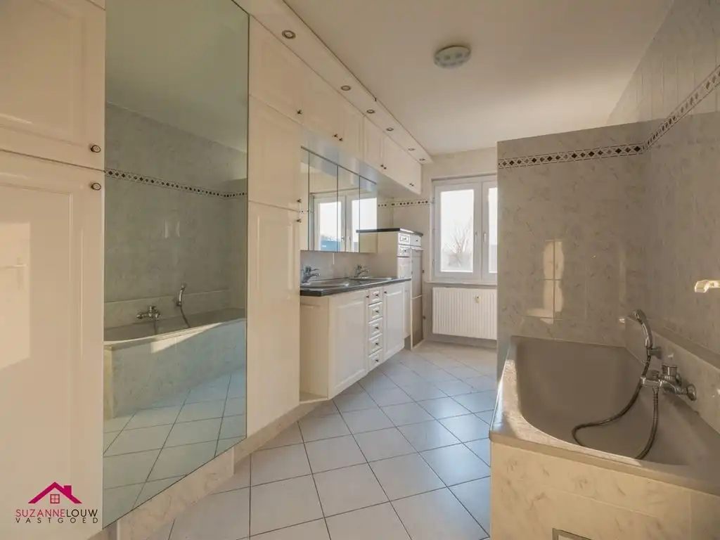 Zeer ruim appartement met 3 slaapkamers foto 20