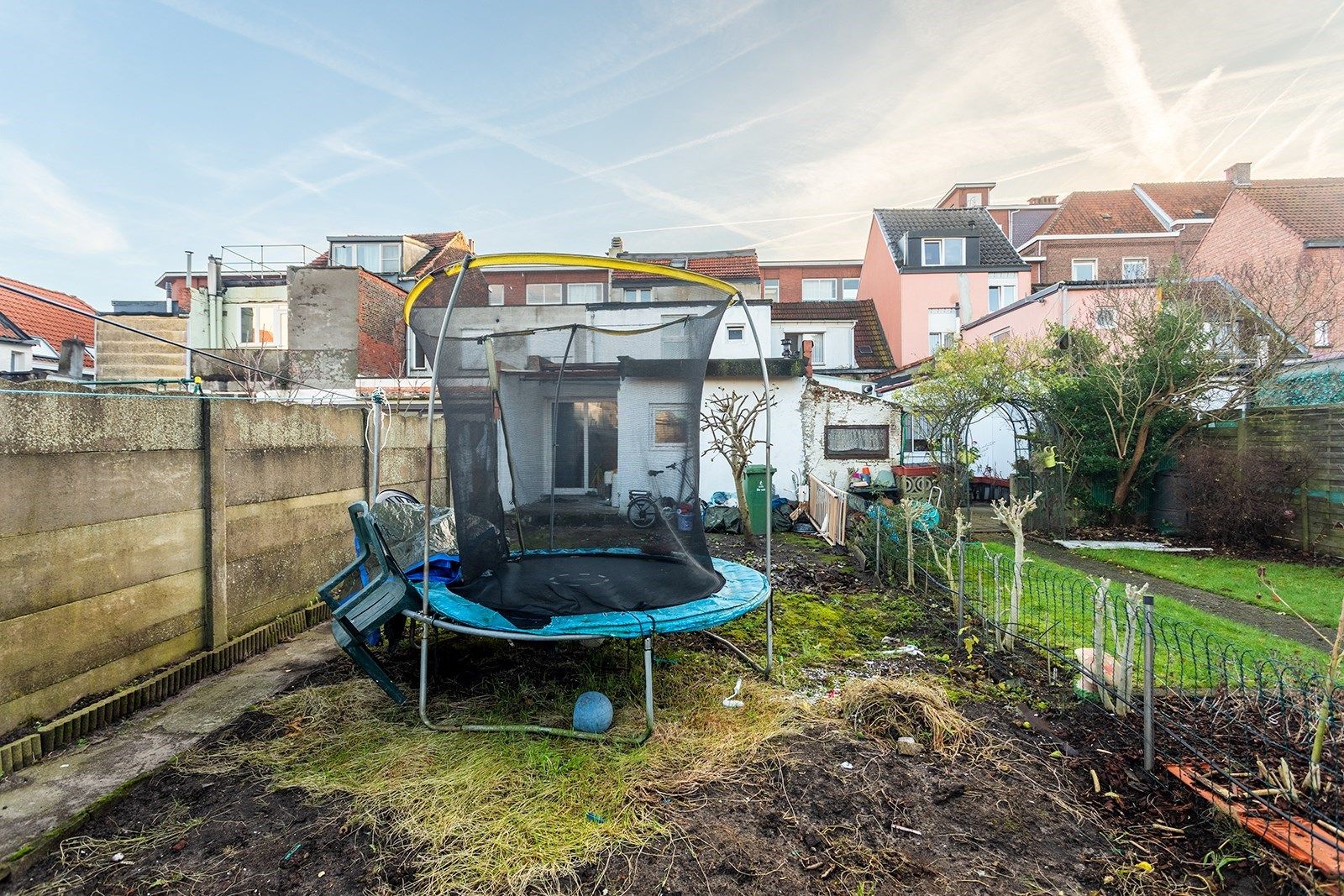 Ruime woning met 5 slaapkamers 2 badkamers en een grote tuin foto 4