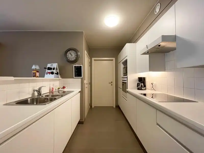 Modern appartement met 2 slaapkamers, terras en garage op centrale ligging te Wakken! foto 4