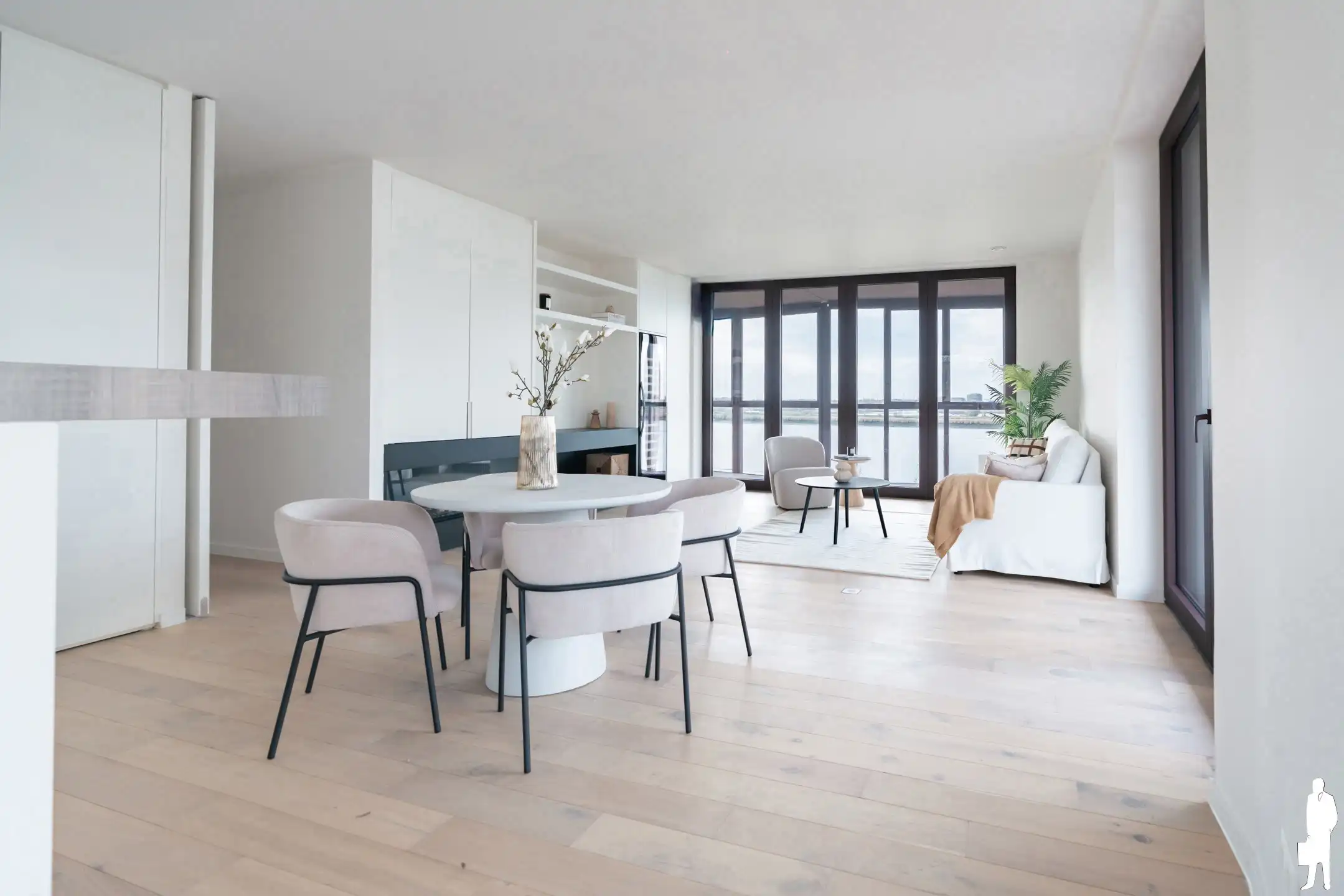 Prachtig nieuwbouwappartement onder registratierechten foto {{pictureIndex}}