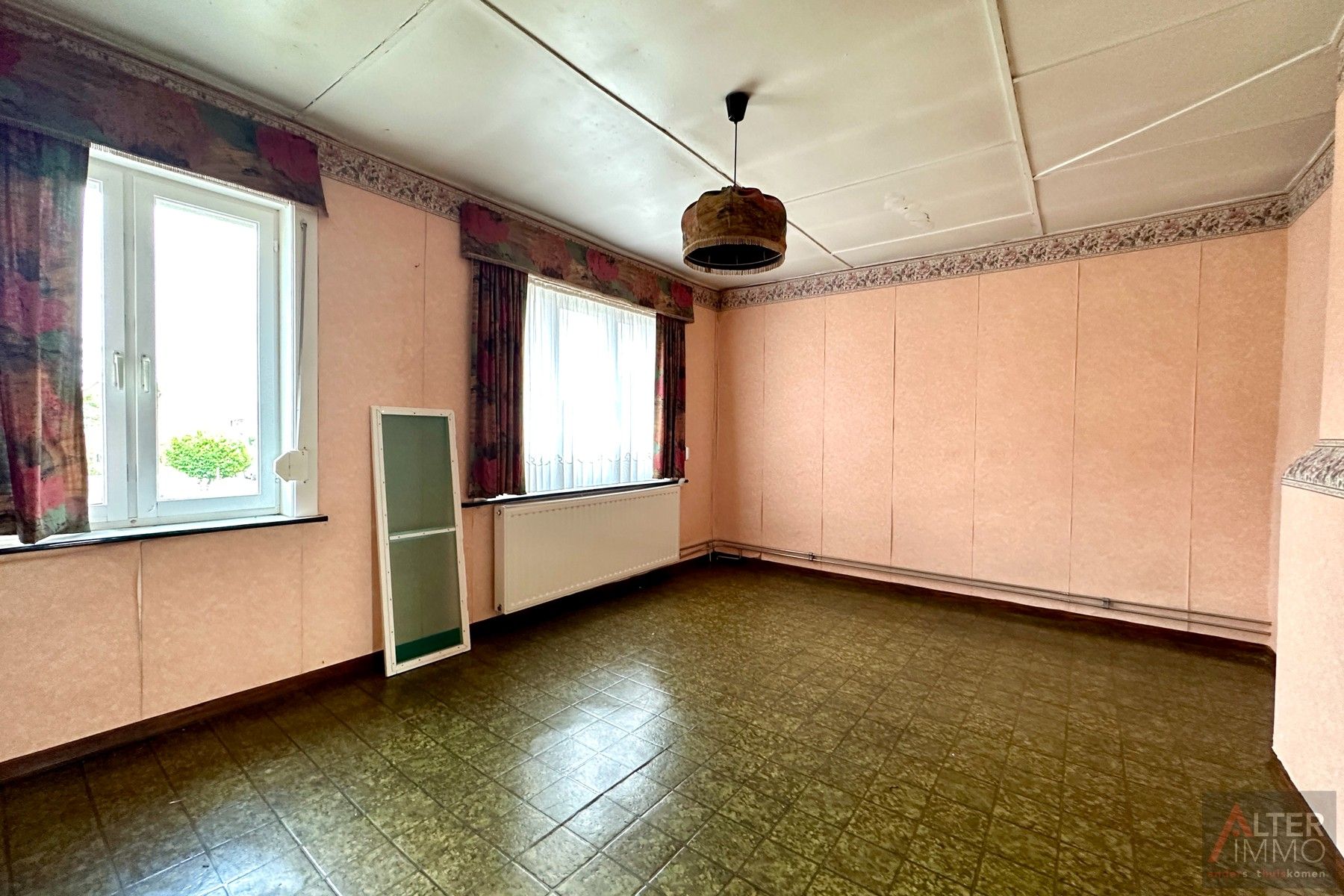 Te renoveren woning uit 1949 met achterbouw en garage op een hoekperceel van 5a 24ca. Deze open bebouwing ligt in een residentiële buurt. foto 13