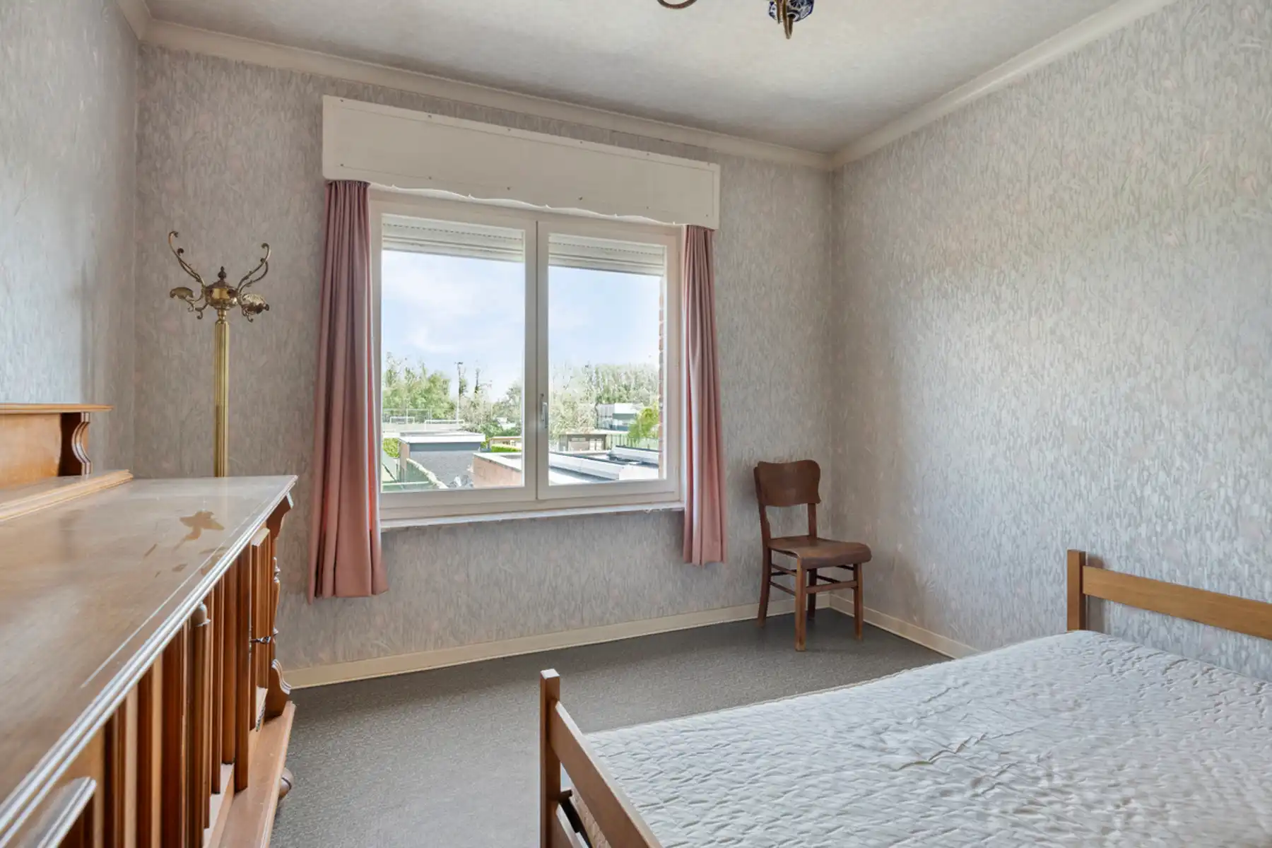 IN OPTIE - Solide te renoveren burgerwoning mét doorgang in Opstal foto 19