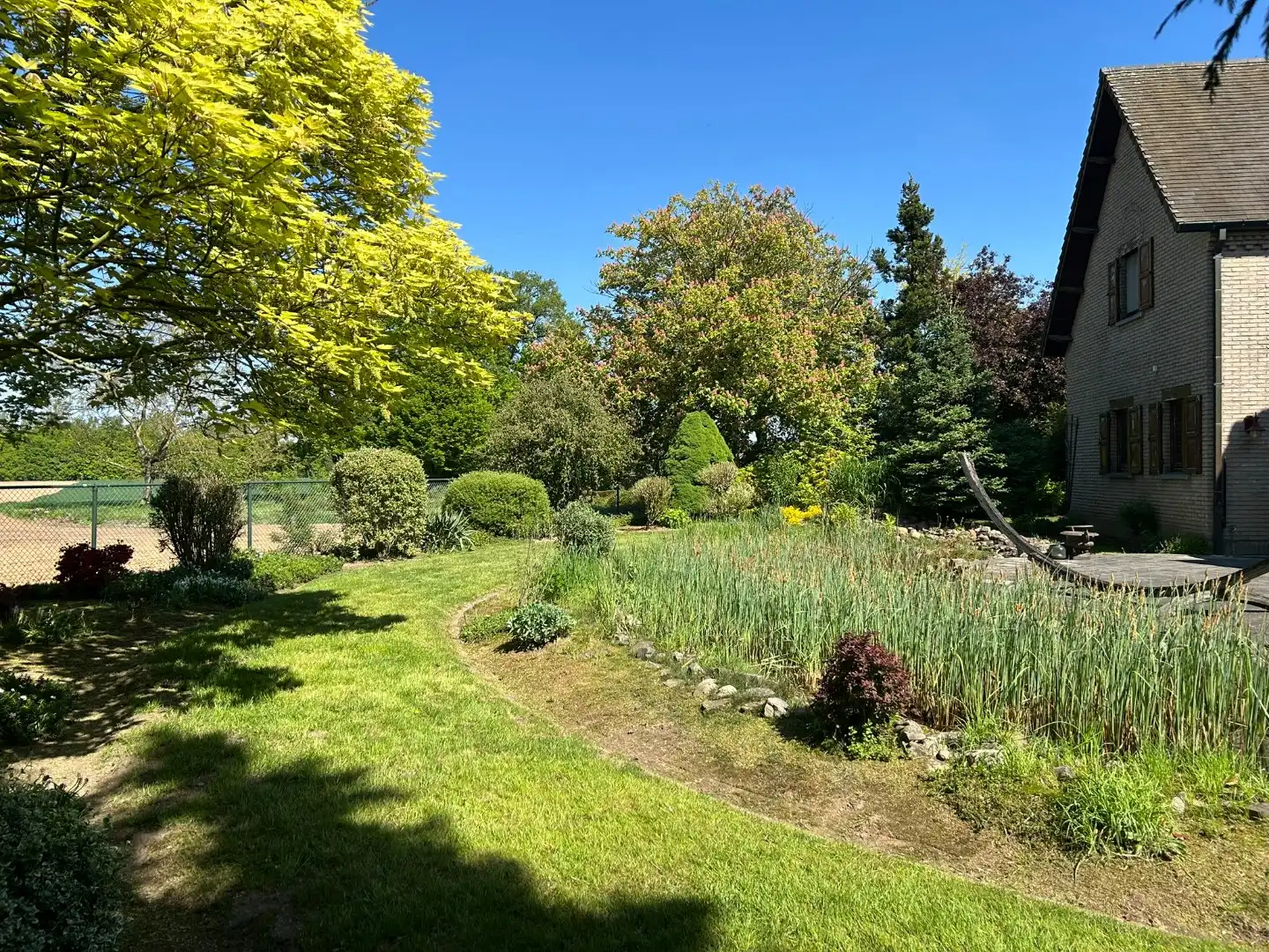 Ruim ingedeelde villa met 7 slaapkamers, dubbele garage en volledig omheinde tuin  foto 30