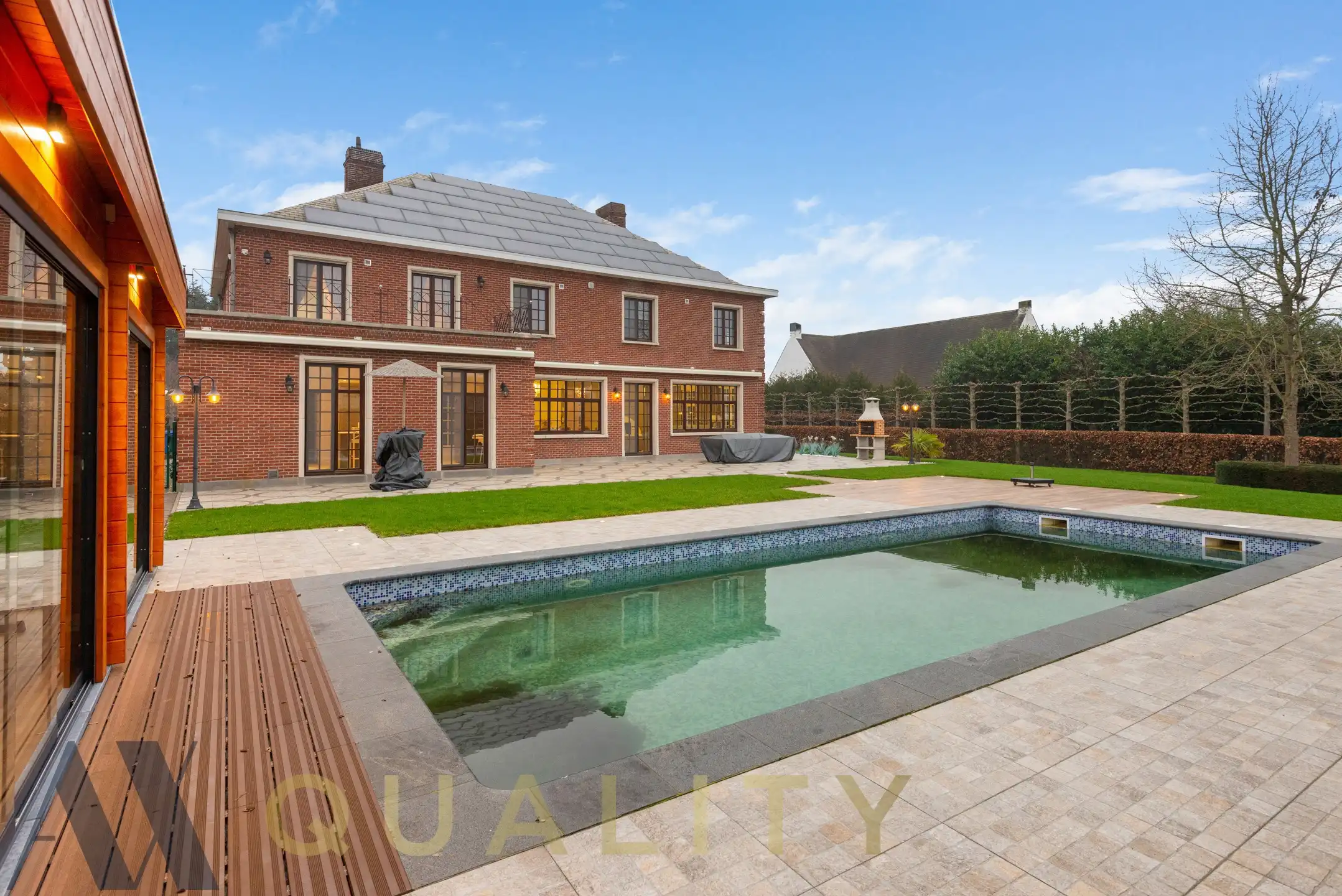 Unieke volledig gerenoveerde Villa met 5 slaapkamers, 2 badkamers, garage, groot terras, ruime tuin, zwembad, fitnessruimte en oprit op een terrein van 16 are 80 ca foto 2