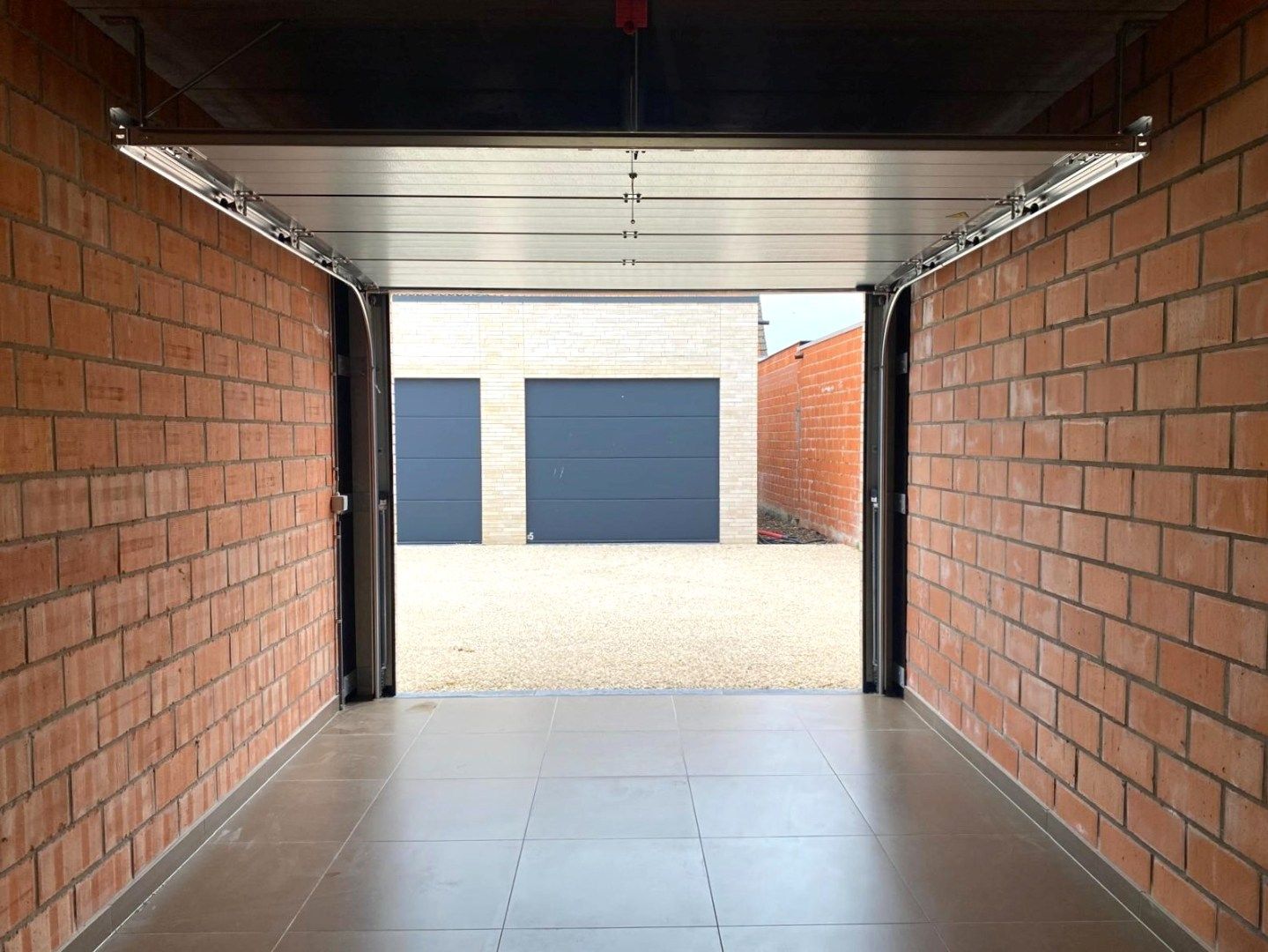 GARAGEBOXEN (G6 & G7) GELEGEN IN DORPSKERN VAN MEULEBEKE!  foto 3