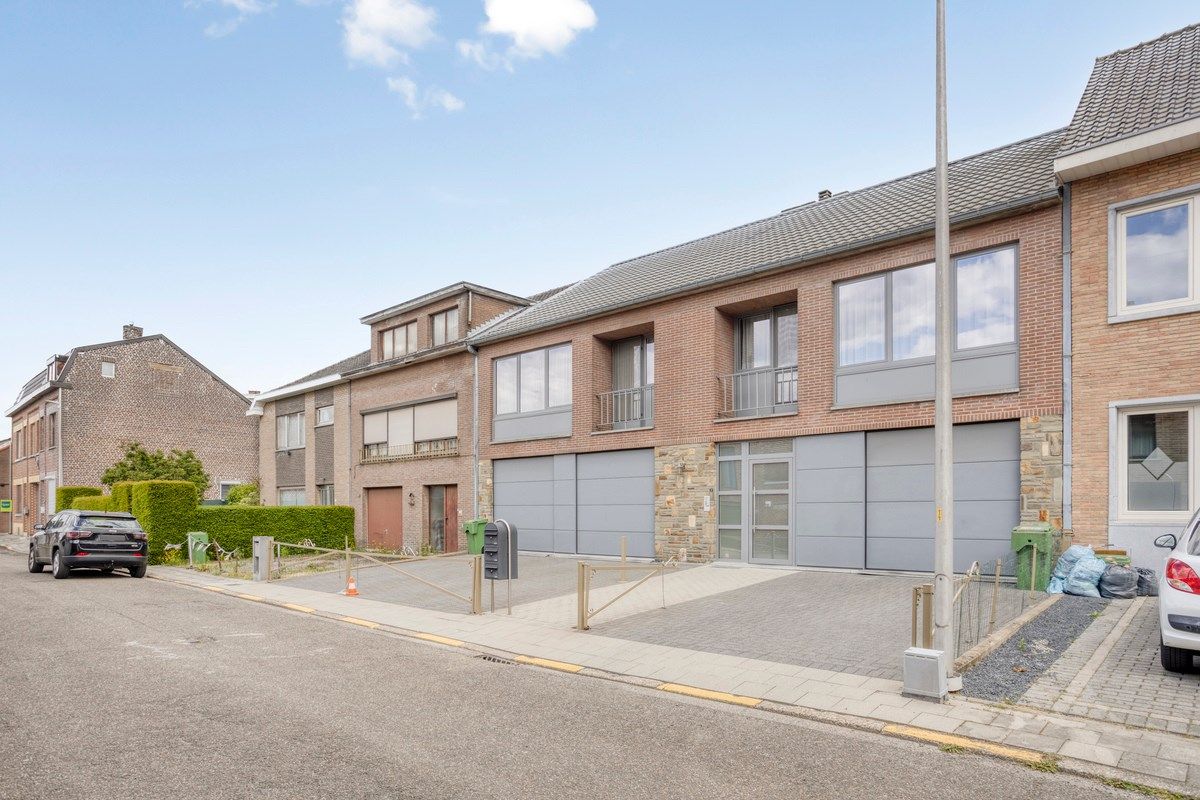 Opbrengsteigendom met 3 appartementen, garages en tuin foto 3