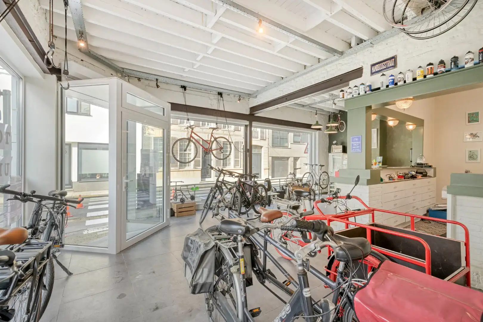 Commercieel pand met verder af te werken appartement en garage op topligging! foto 4