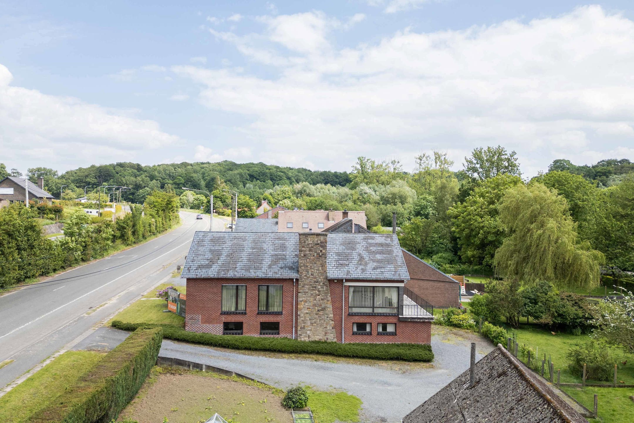 Te renoveren/op te frissen solide alleenstaande woning foto 2