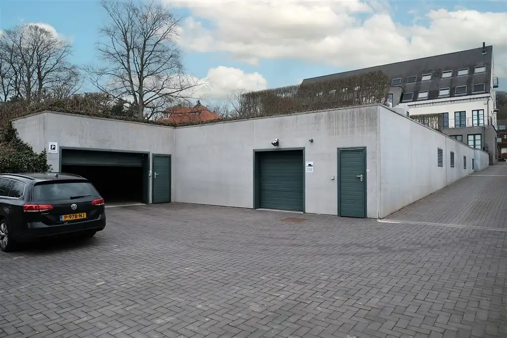 Stijlvol kantoorgebouw met ondergrondse parking en een grote rustgevende tuin foto 5