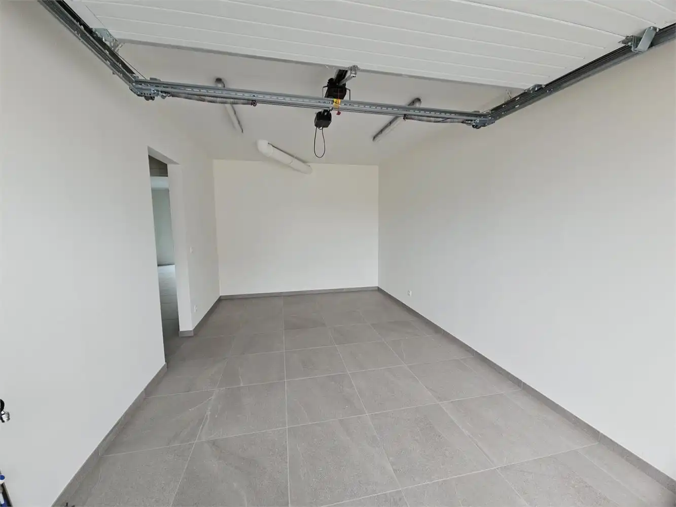 Recente woning met inpandige garage, terras en kleine tuin foto 16