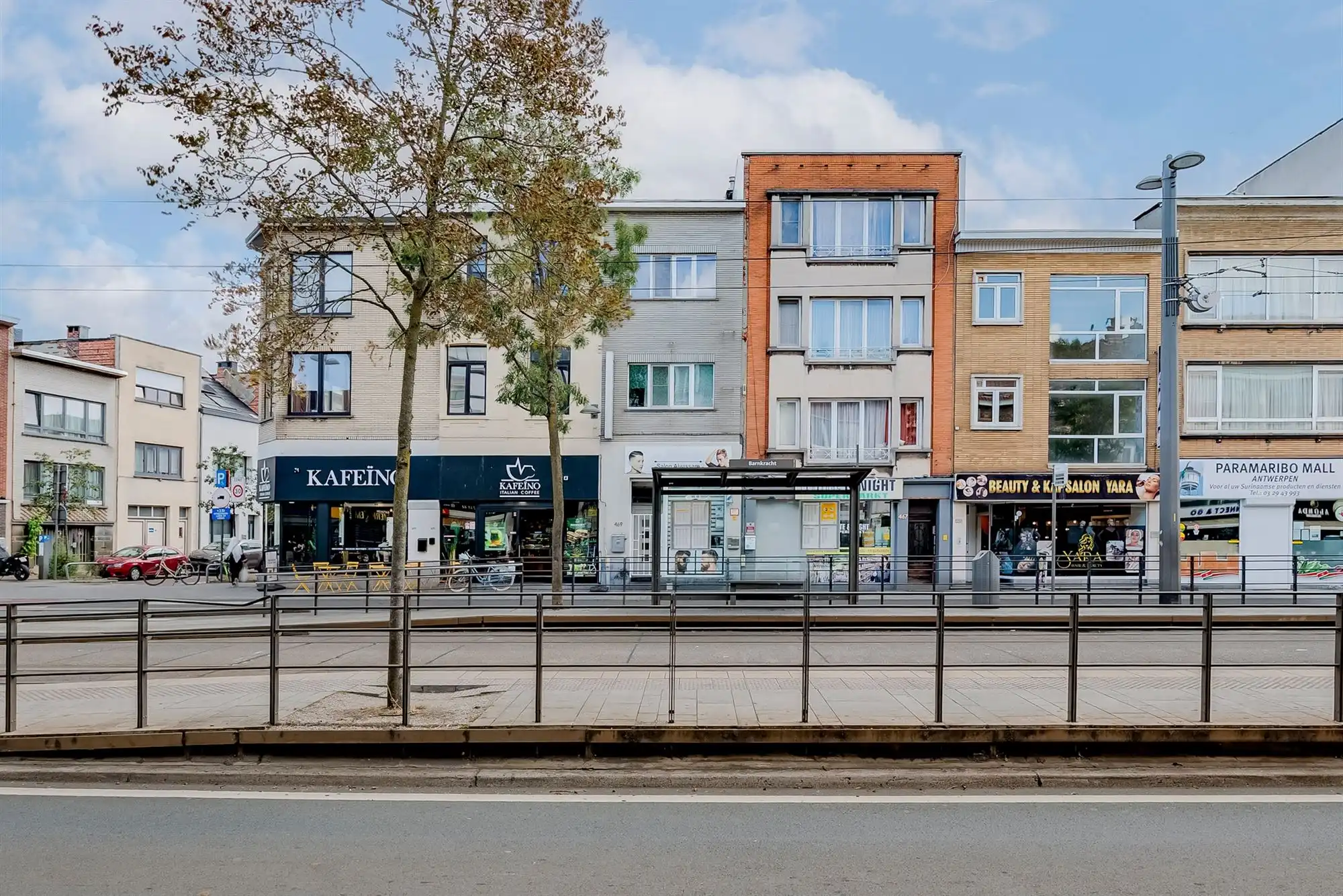 Vergunde opbrengsteigendom met handelspand en duplex foto {{pictureIndex}}
