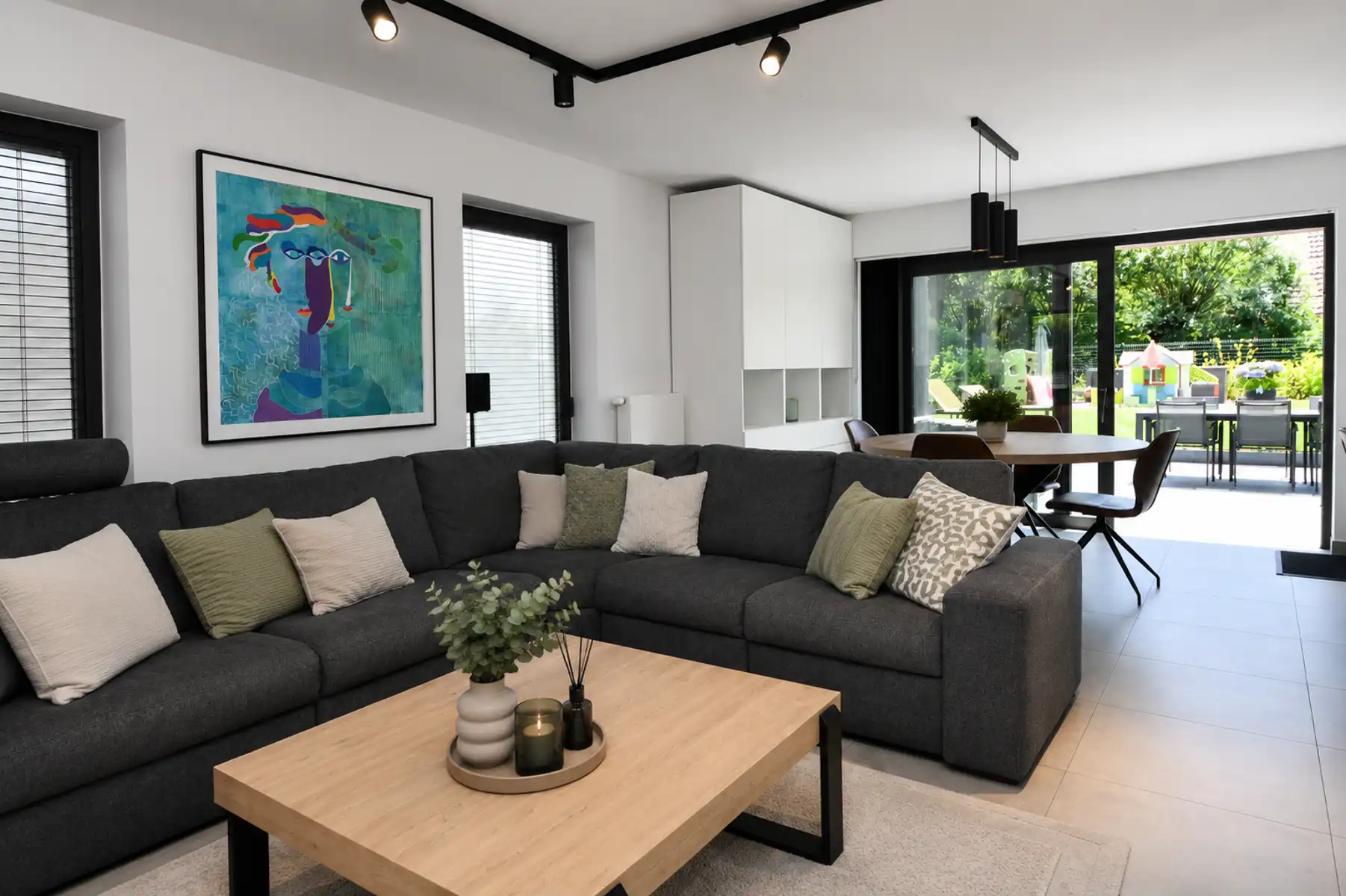recente ruime woning met 3 slaapkamers, garage en tuin  foto 2