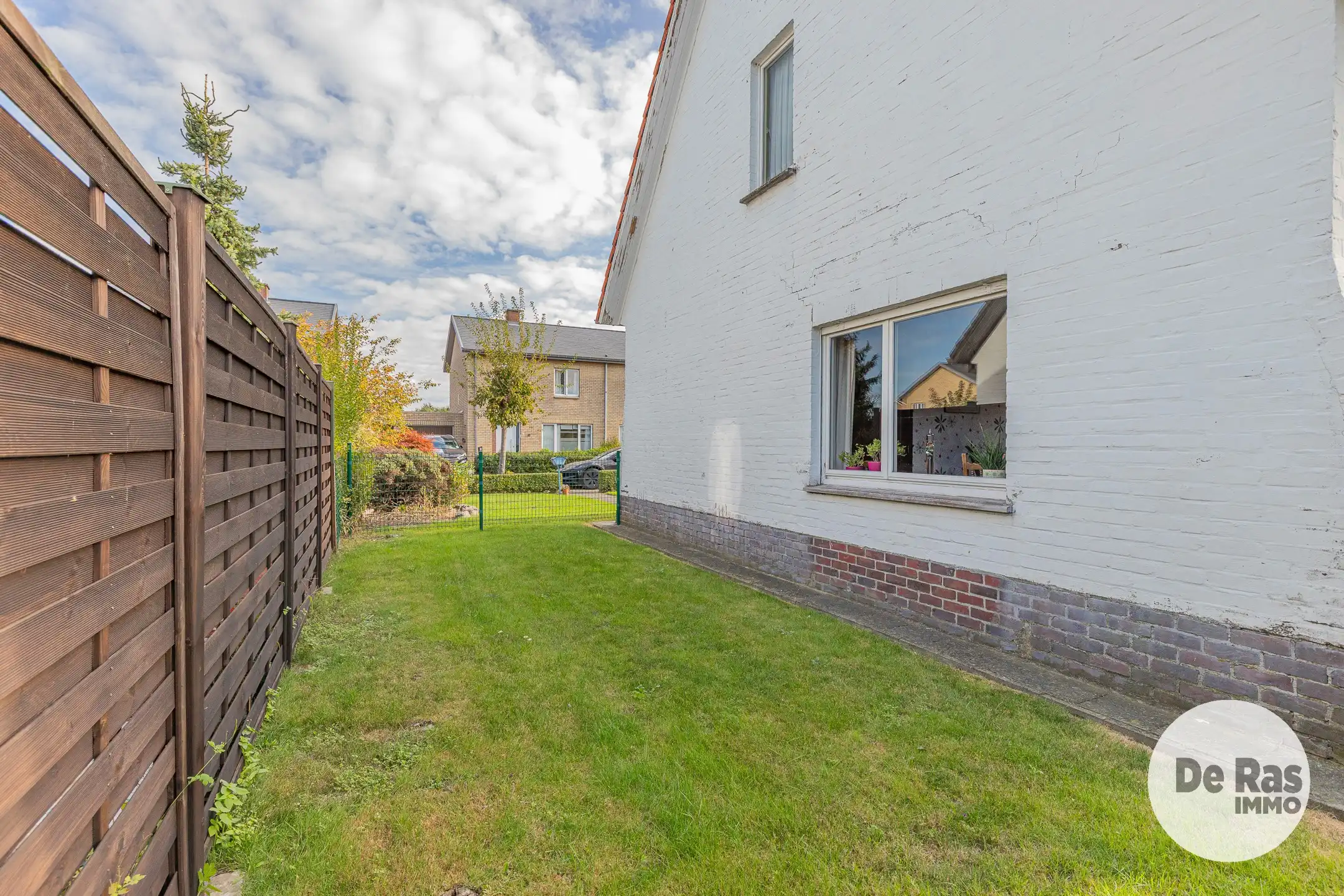 SCHELLEBELLE- Te renoveren woning in een rustige verkaveling foto 5