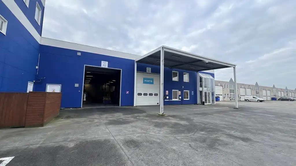 Magazijn met sociale ruimtes te huur in Industriepark-Drongen foto {{pictureIndex}}