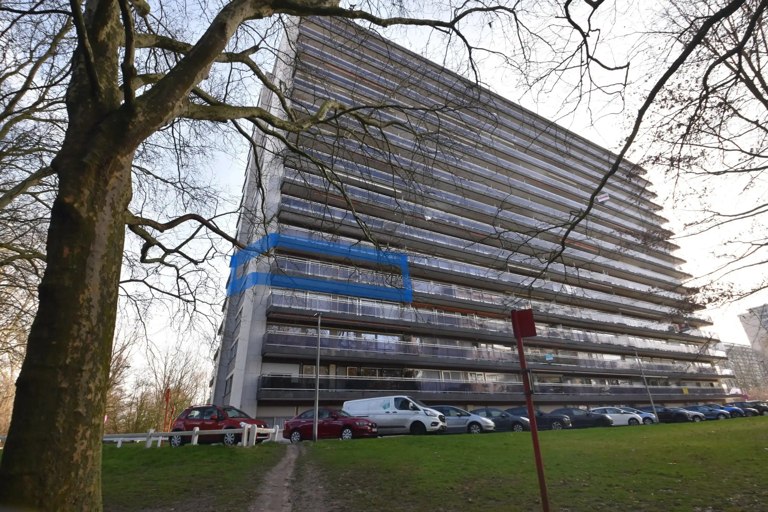 Licht, ruimte en topligging – ontdek dit charmante hoekappartement in Sint-Niklaas foto {{pictureIndex}}