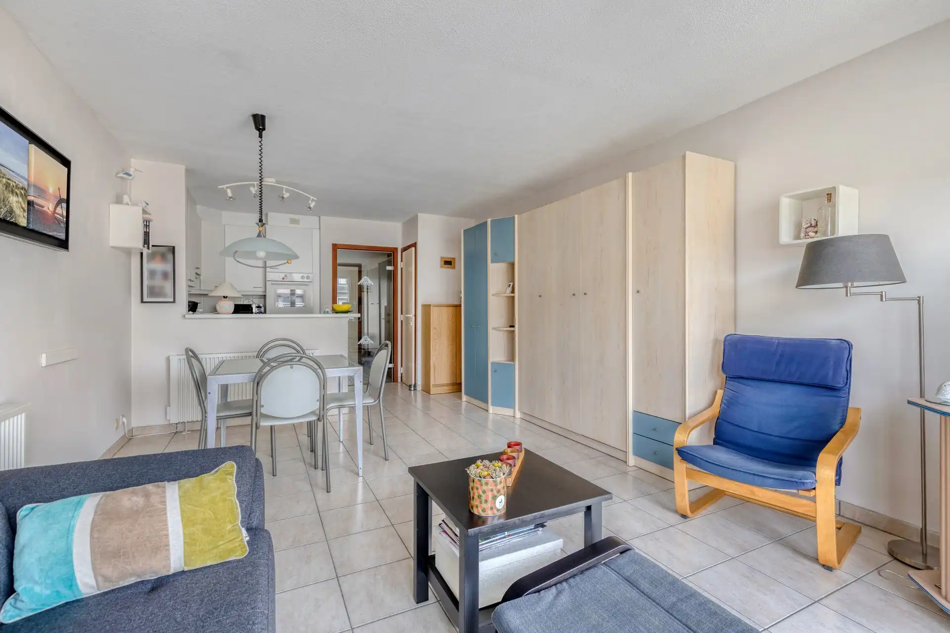 Ruime  studio met slaaphoek, terras en garage in Westende. foto 3