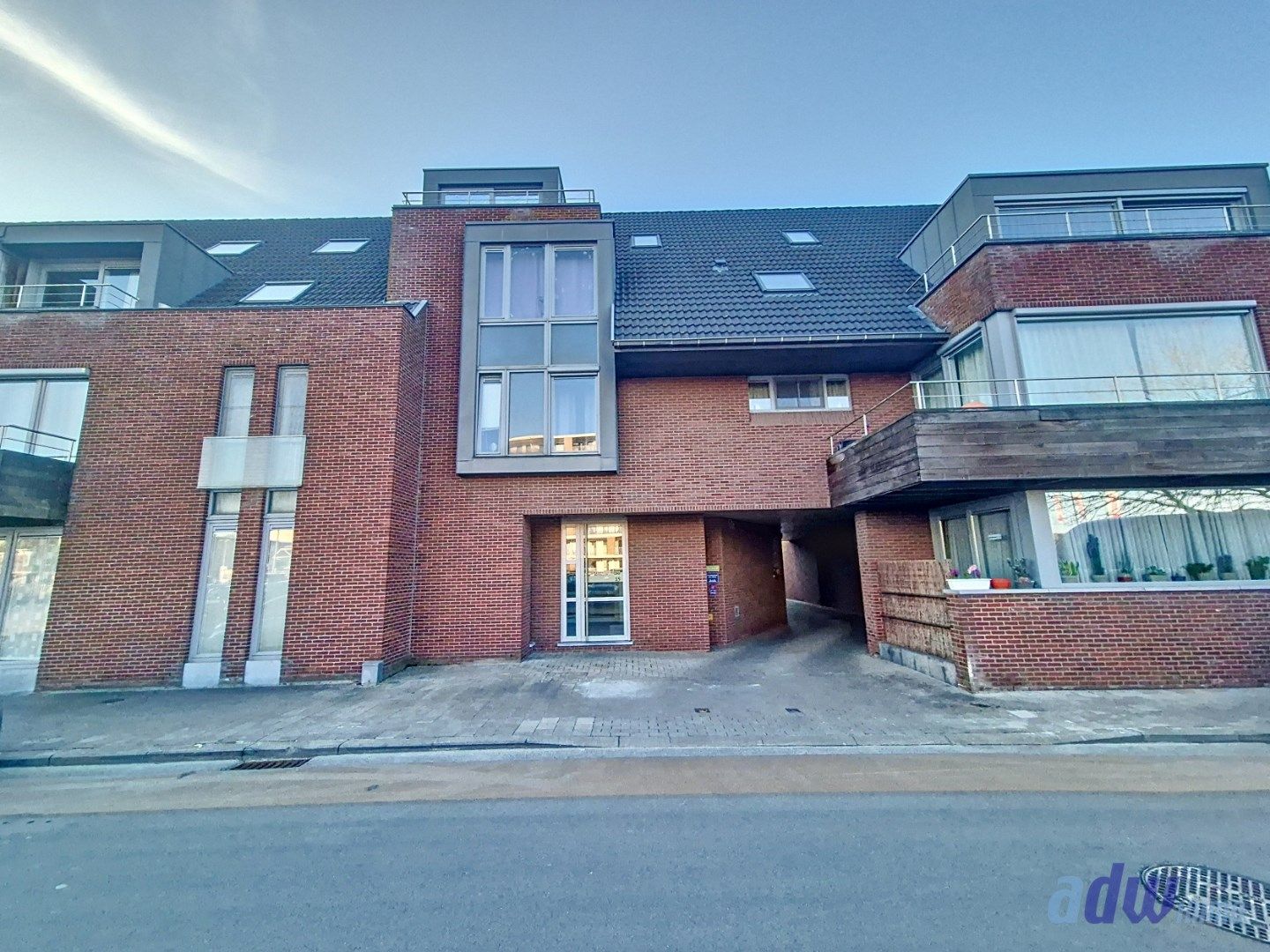 Ruime duplex met 2 slpks, garage en autostandplaats foto {{pictureIndex}}