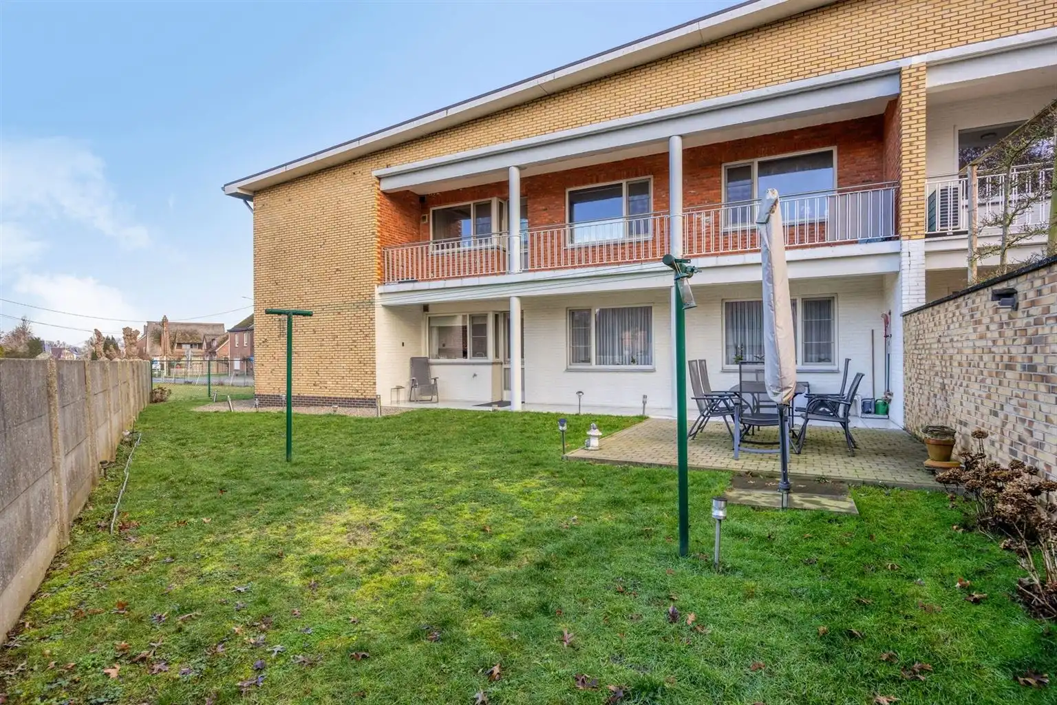 Zeer ruim, gelijkvloers appartement met 3 slaapkamers, tuin, inpandige garage en extra parkeergelegenheden gelegen nabij het centrum van Maaseik. foto 15