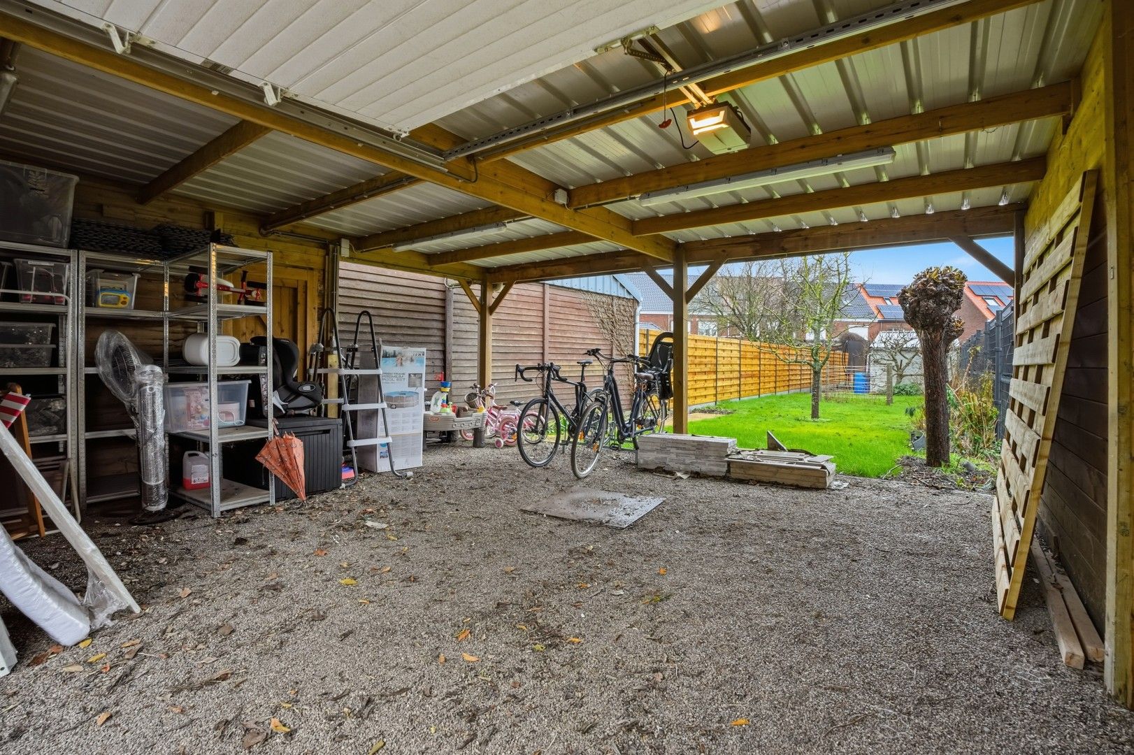 Halfopen bebouwing met uitweg en carport in het hartje van Zwevezele foto 25