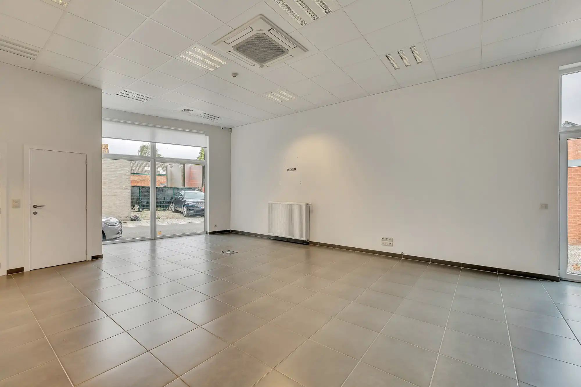 Instapklaar commercieël gelijkvloers met parking in Aalst foto 5