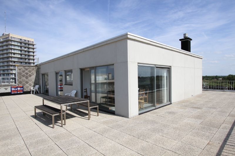 Luxe vastgoed: Penthouse met riant terras en zicht op zee foto 3