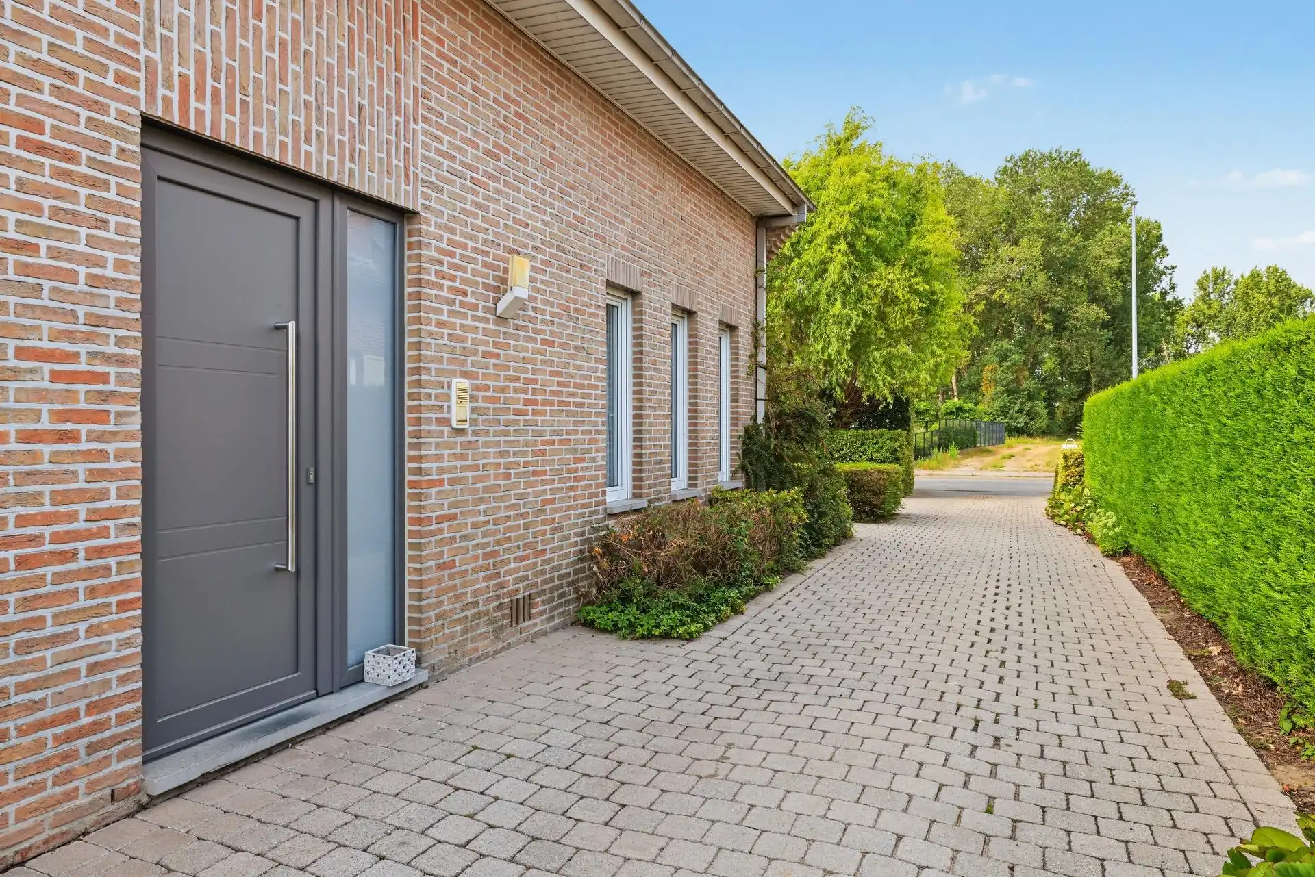 Uitstekend gelegen gezinswoning met 4 slaapkamers + bureau en ruime garage foto 2