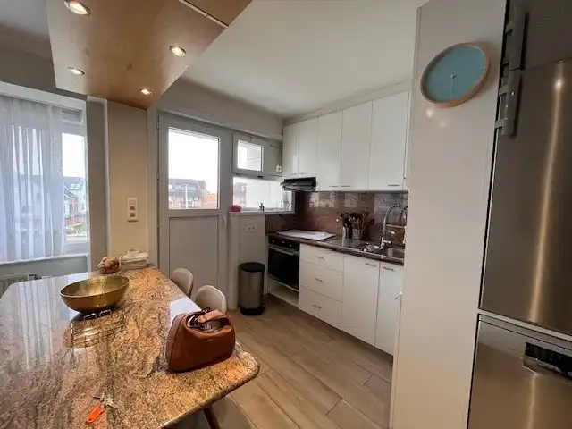 Gemeubeld tweeslaapkamerappartement met terras vlak aan de Zeedijk Oostende foto 3