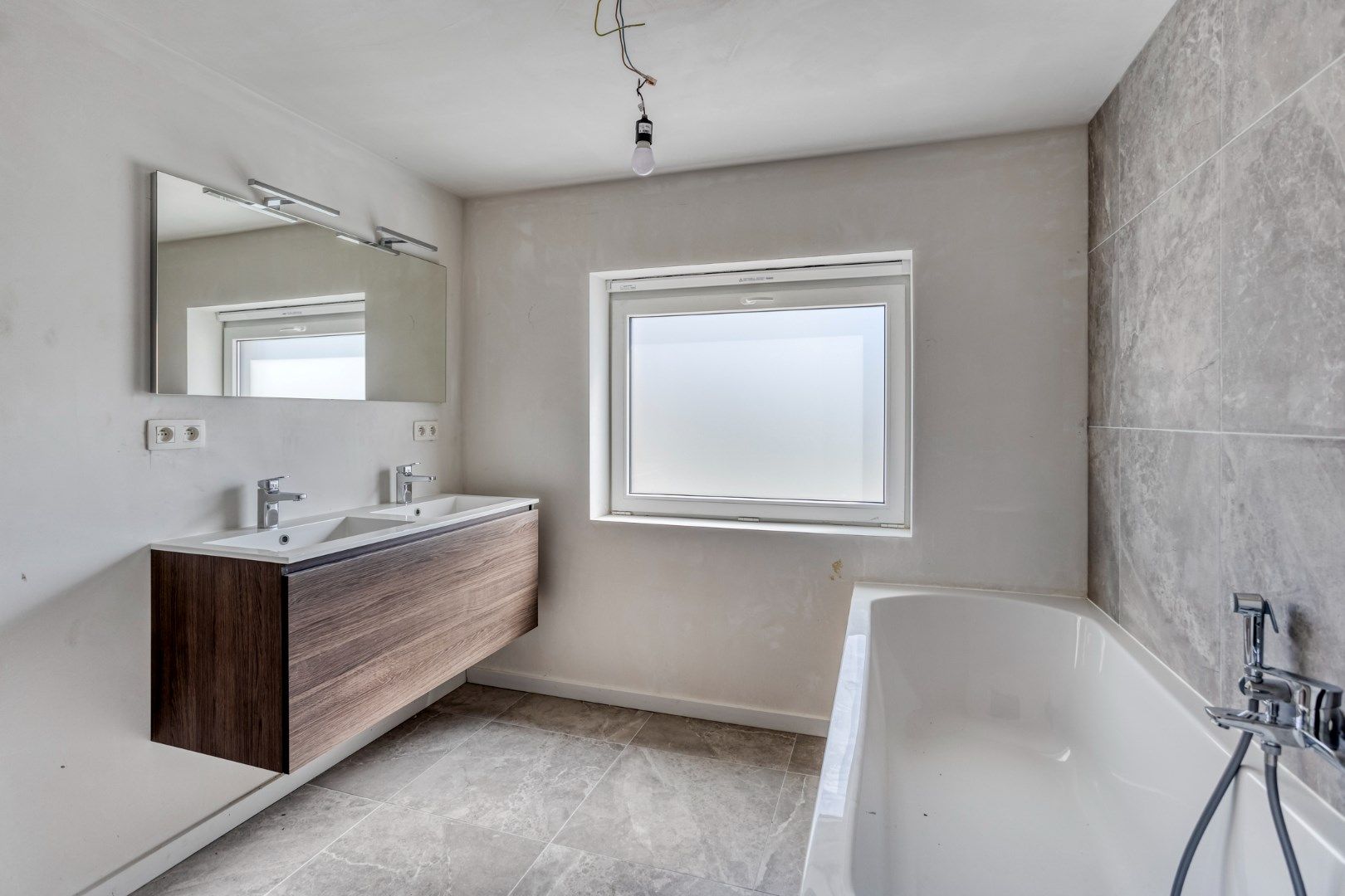 Volledig gerenoveerde woning met 3/4 slpks te Sint-Jozef-Olen ! foto 13