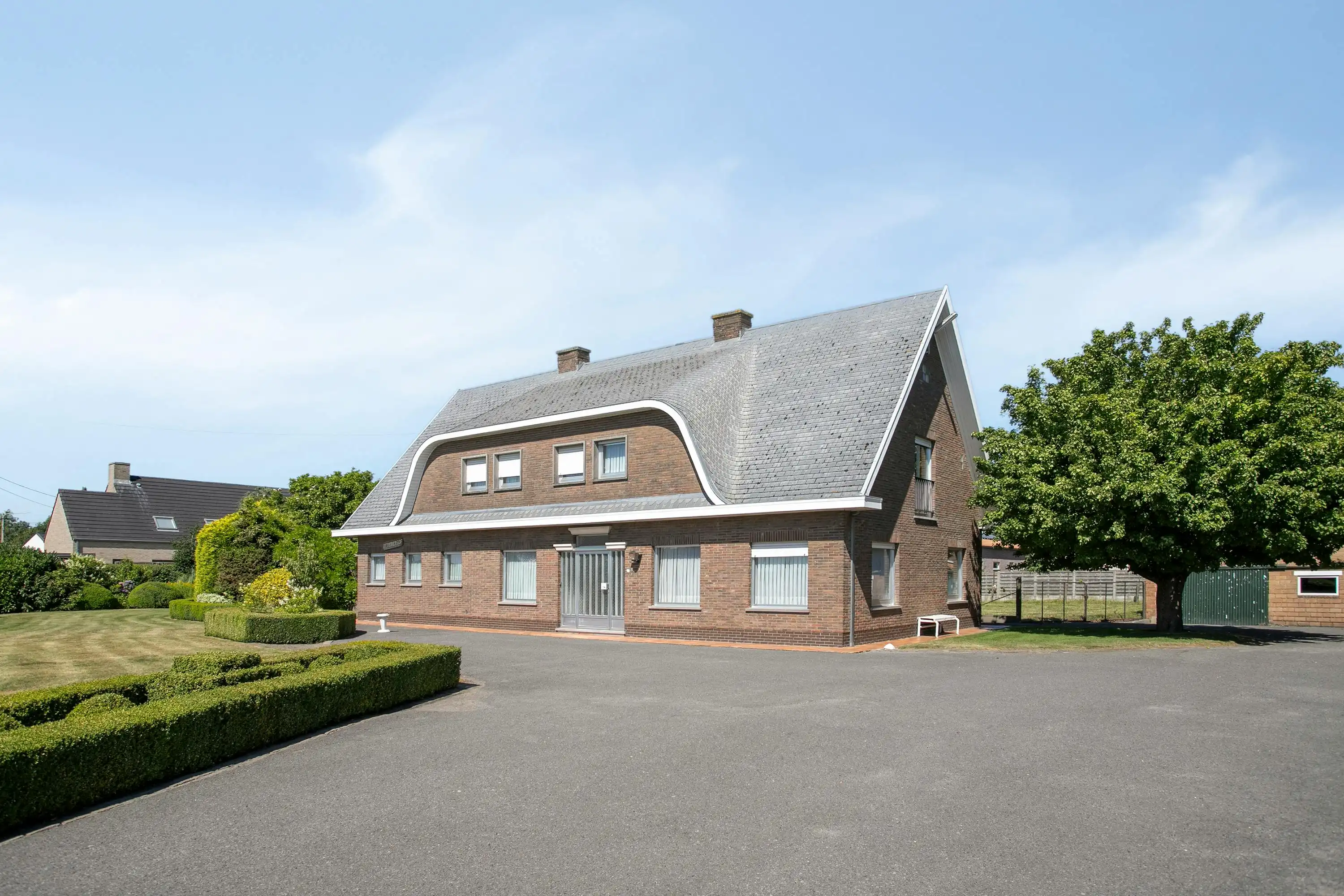 Te renoveren woning met 6 slaapkamers en loodsen te Kortemark foto 2