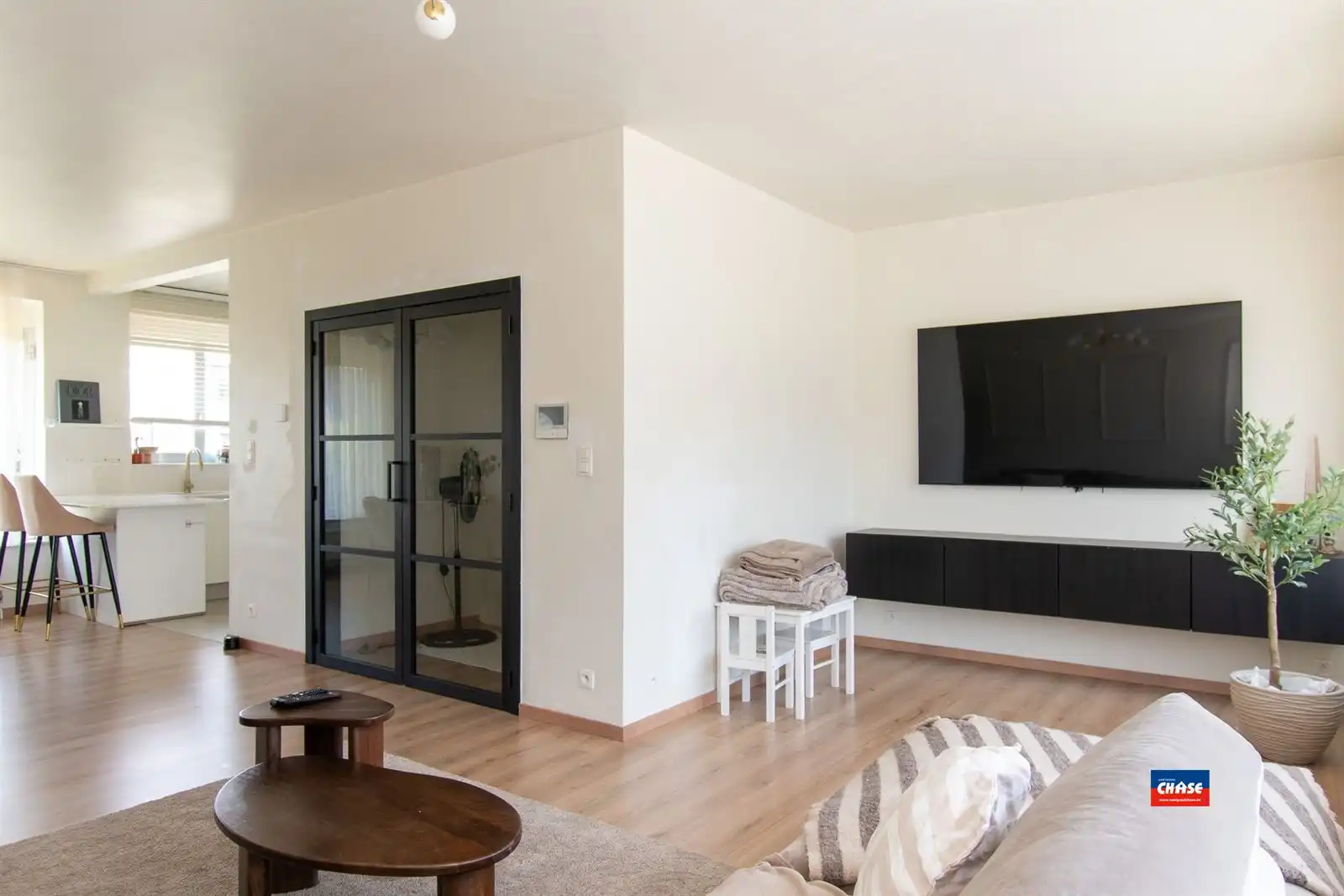 Gerenoveerde woning met 3 slpks, tuin en 2 garages foto 3
