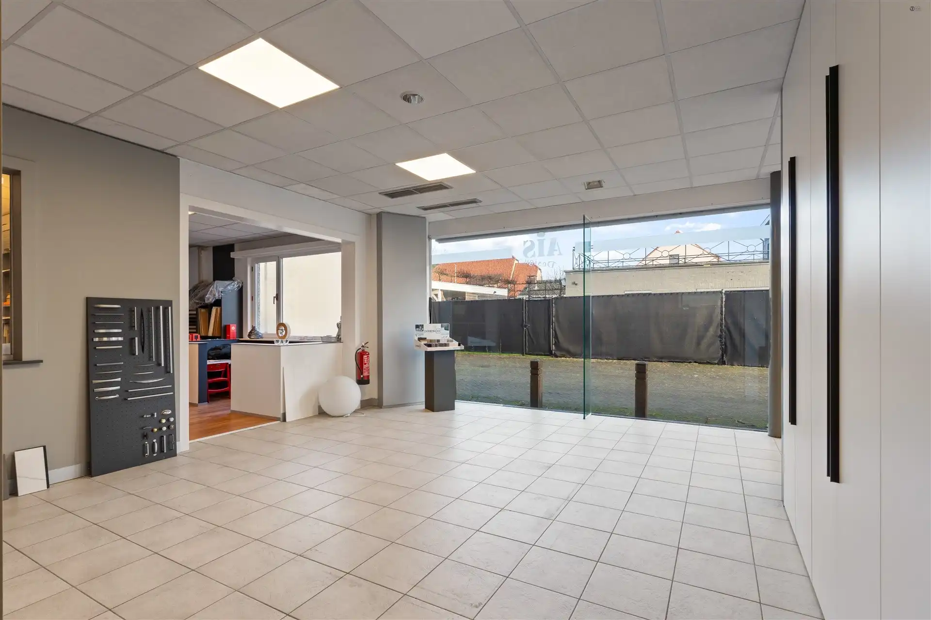 Ruim magazijn + showroom van samen 653m² groot foto 16