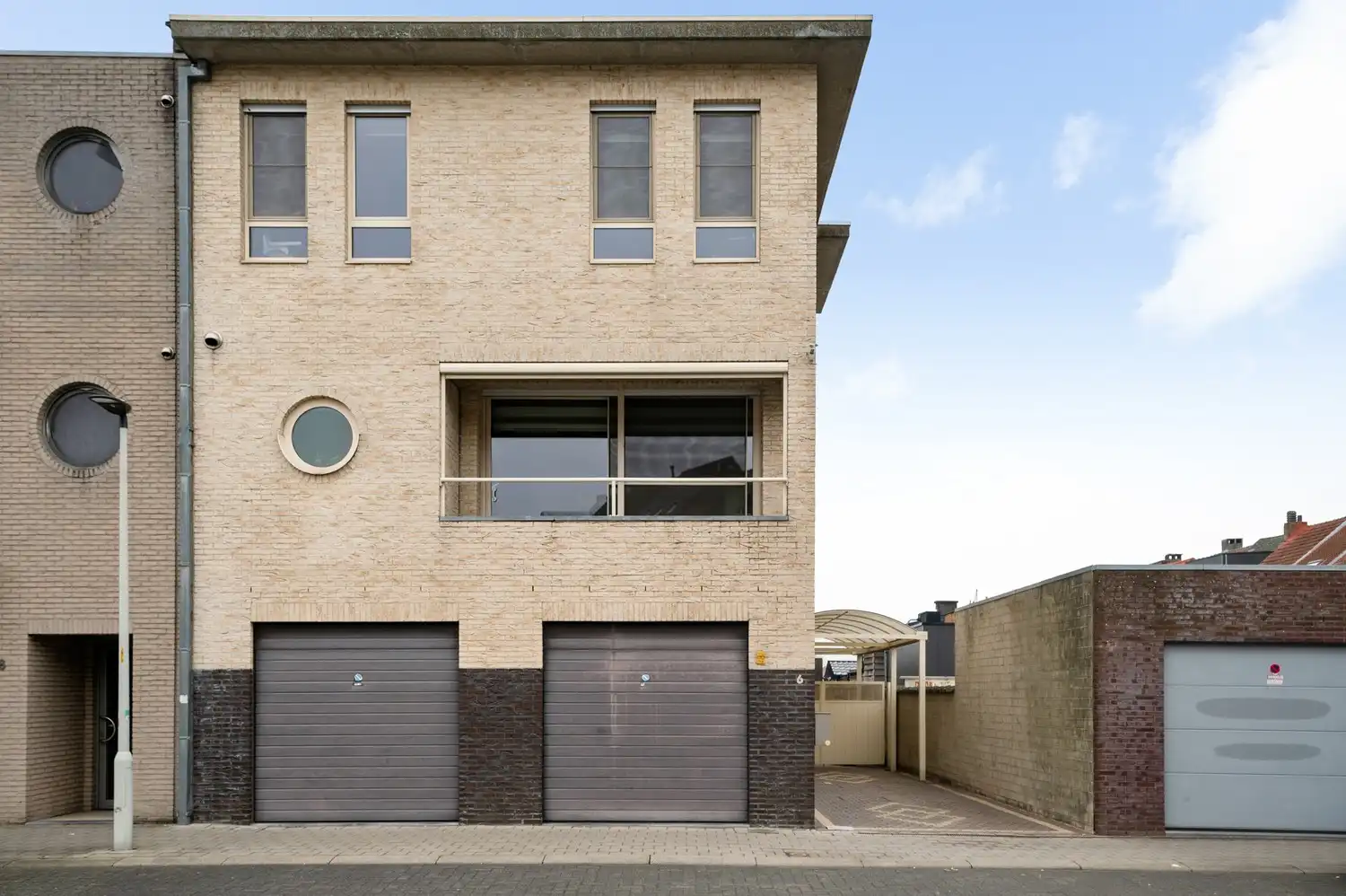 Veelzijdige, instapklare woning met studio te Lier foto {{pictureIndex}}