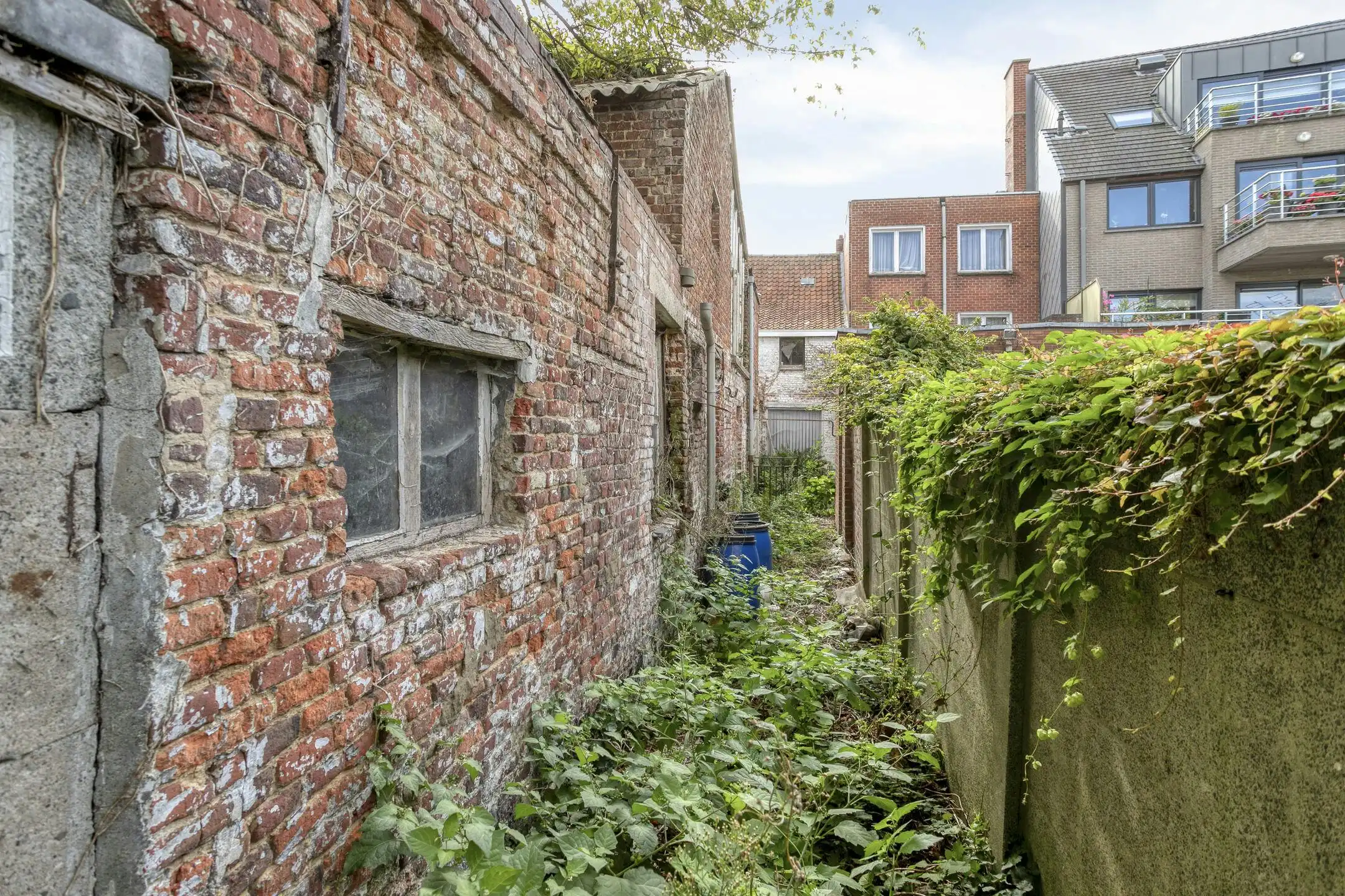 Te renoveren huis pal in het centrum van Meulebeke! foto 4