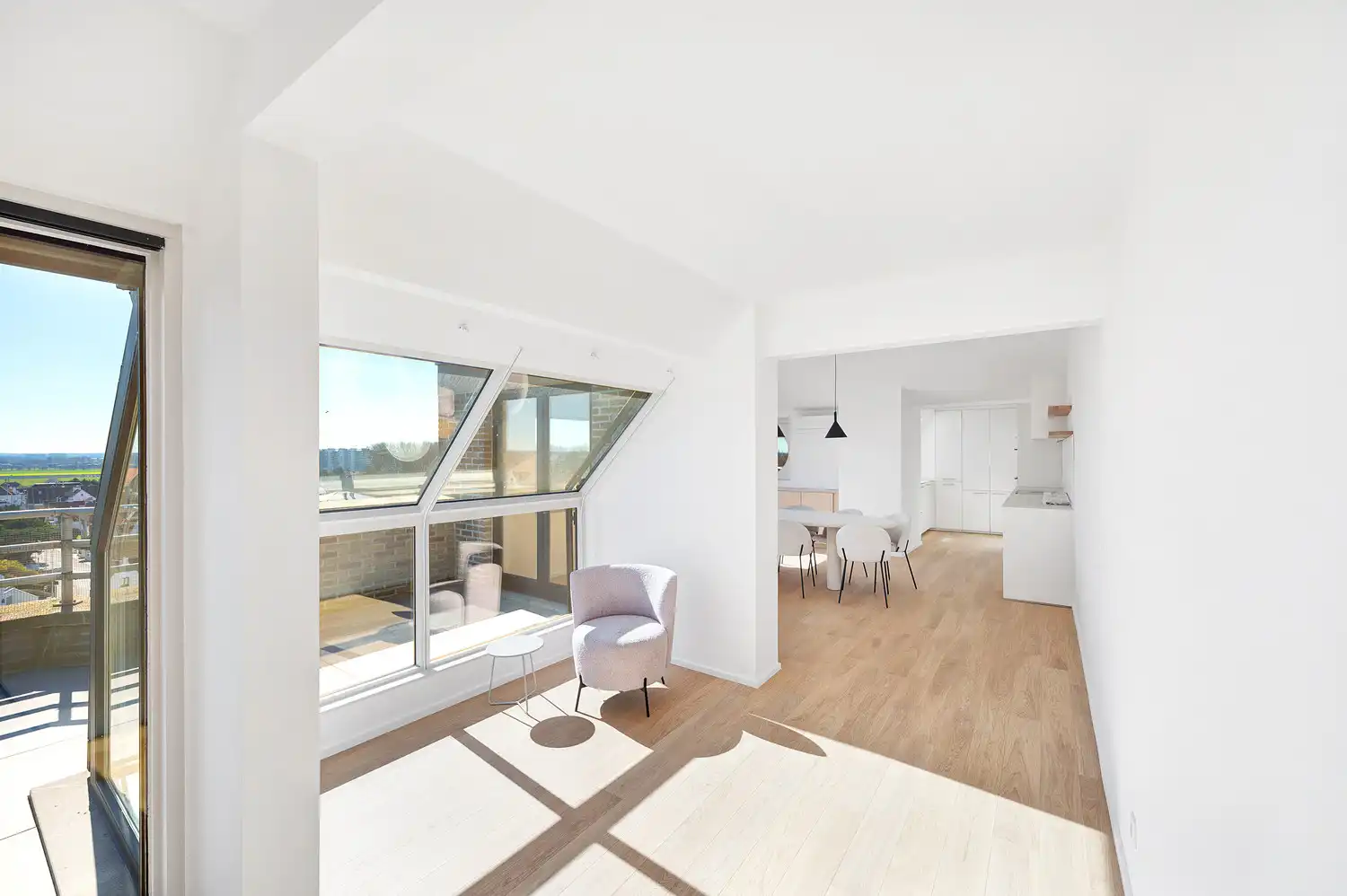 Uitzonderlijk duplex appartement met 4 slaapkamers en groot terras net achter de Zeedijk in Duinbergen foto 5