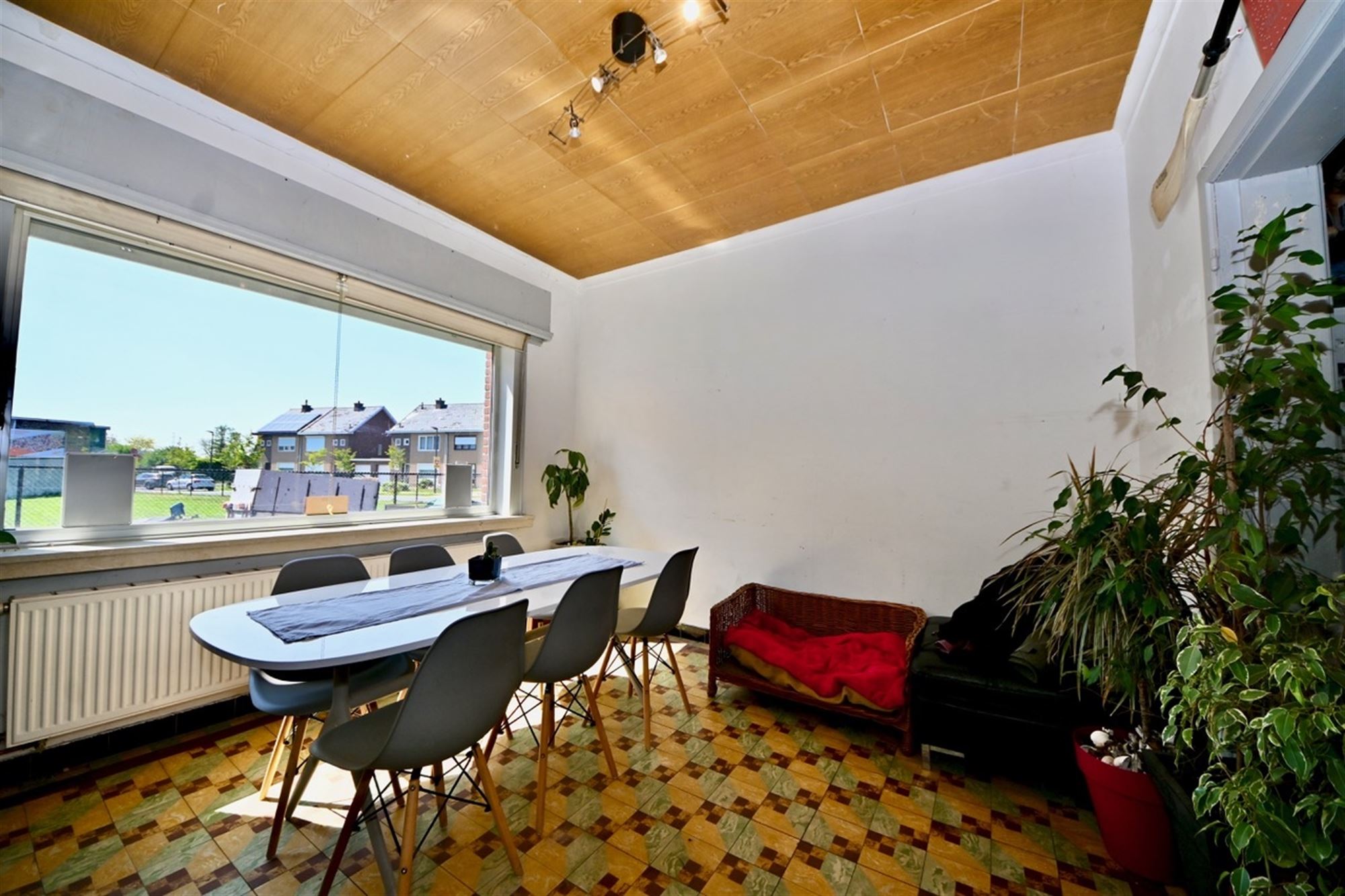 Te renoveren woning met 3 slaapkamers, garage en tuin.  foto 2