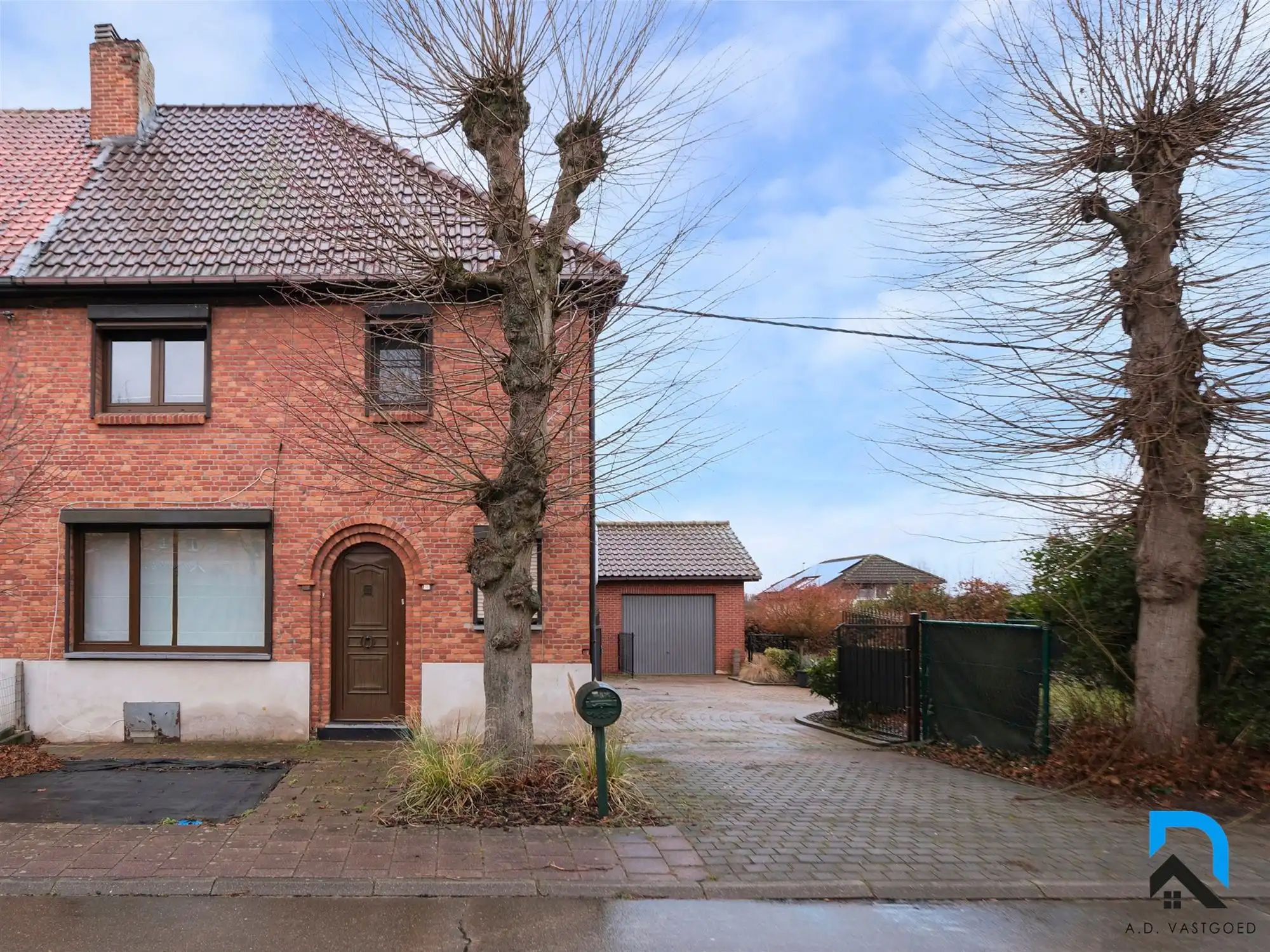 Mooie woning met tuin en garage foto {{pictureIndex}}