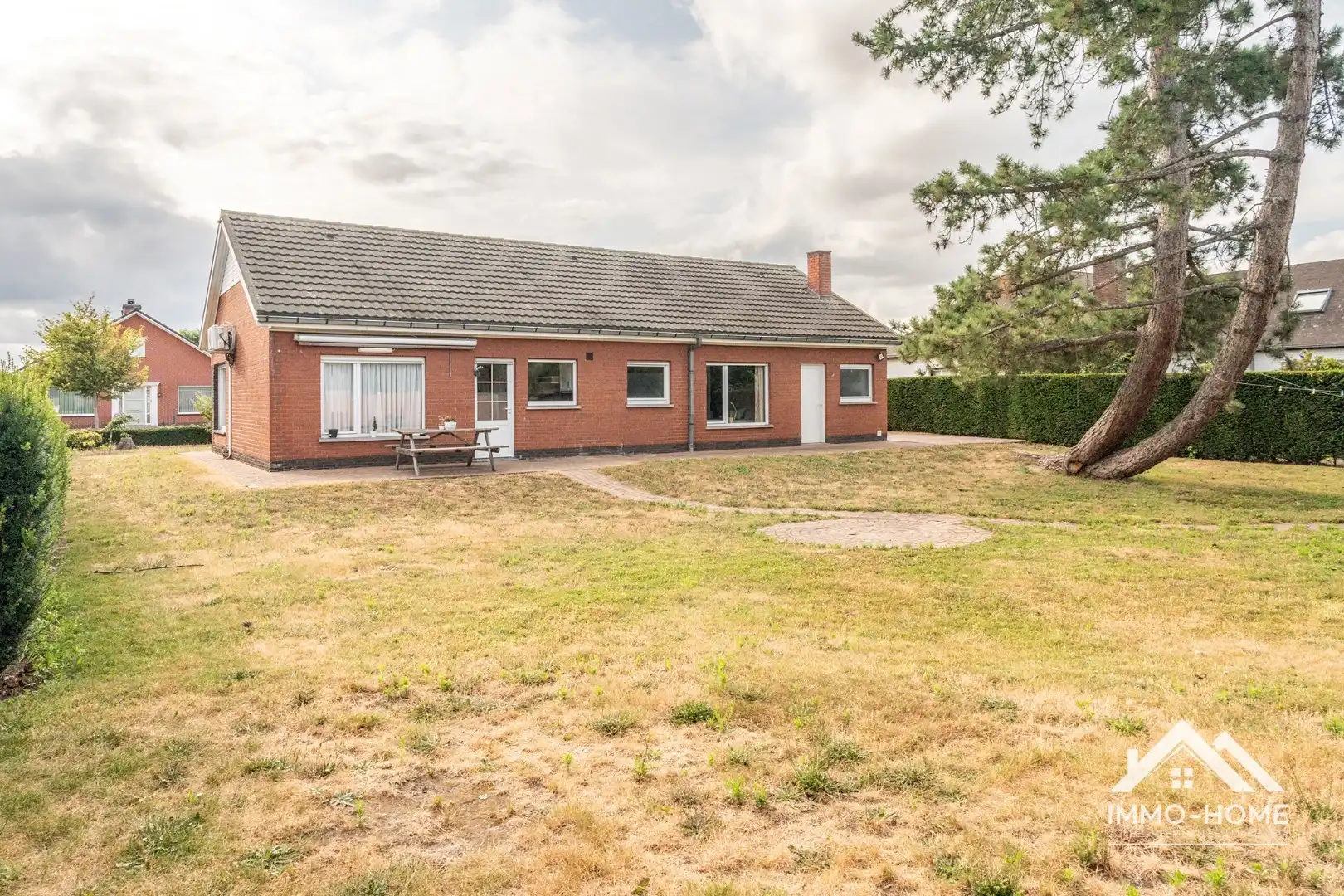 Vrijstaande bungalow met een ruime grond op een topligging!  foto 2