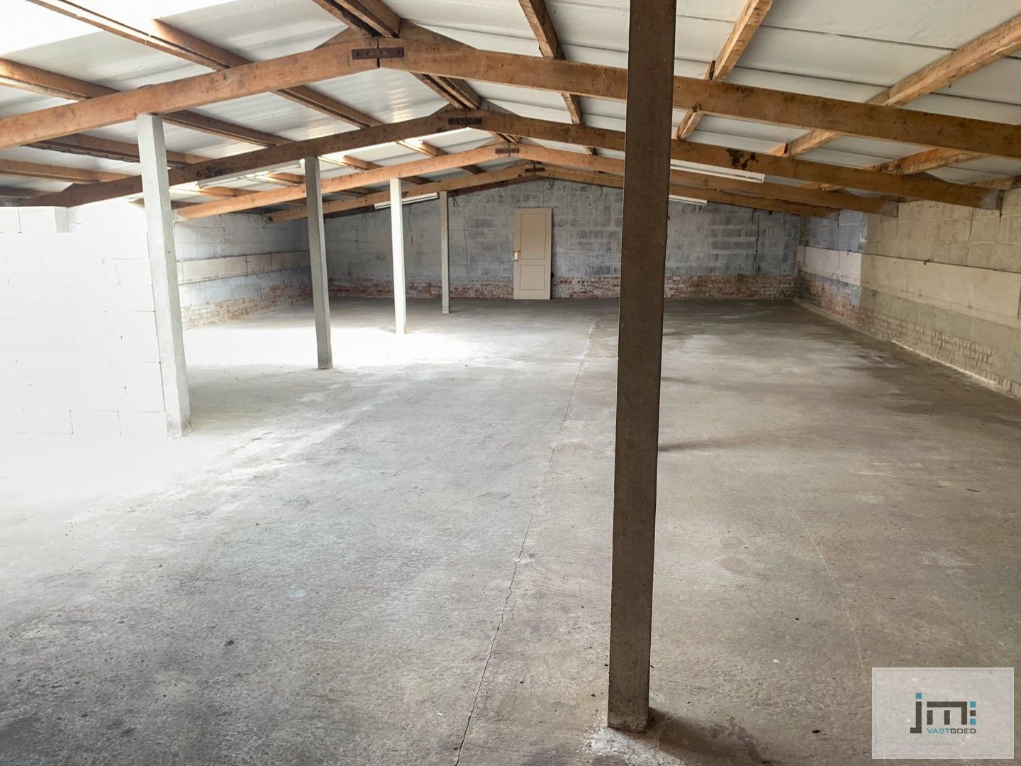 Grote hal (200 m2) met gelijkvloerse woning foto 2
