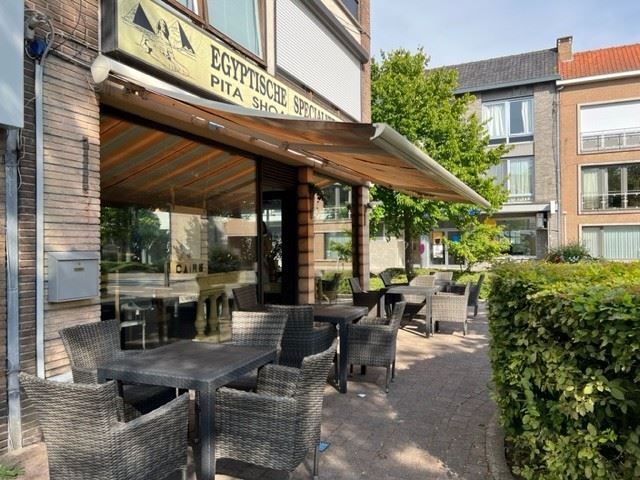 Handelsgelijkvloers op uiterst commerciële ligging te Torhout foto {{pictureIndex}}