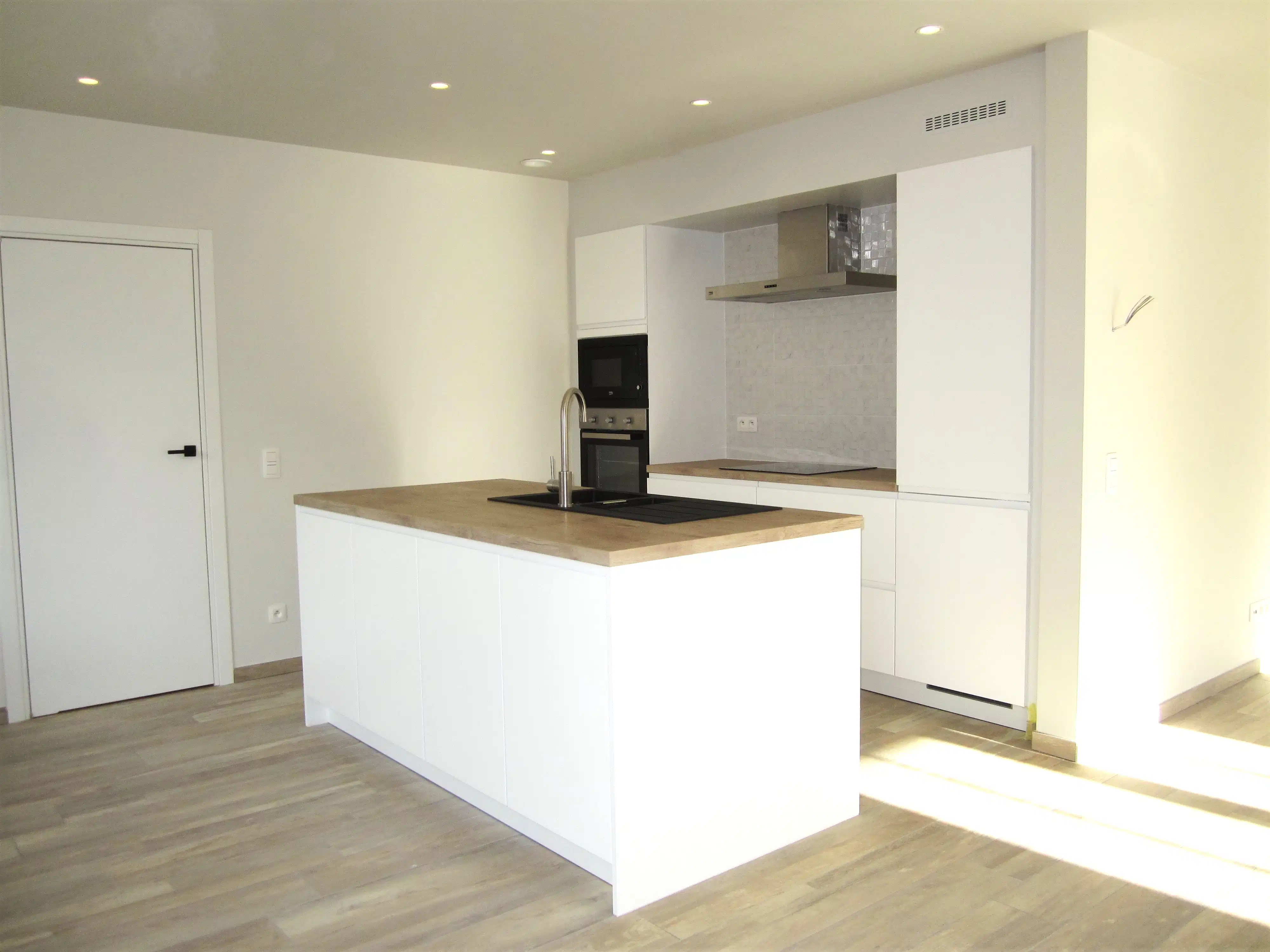 Prachtige halfopen pastoriewoning van 160m² met zuidgericht terras v 31m², balkon, zonnepanelen en drie staanplaatsen.  foto 10