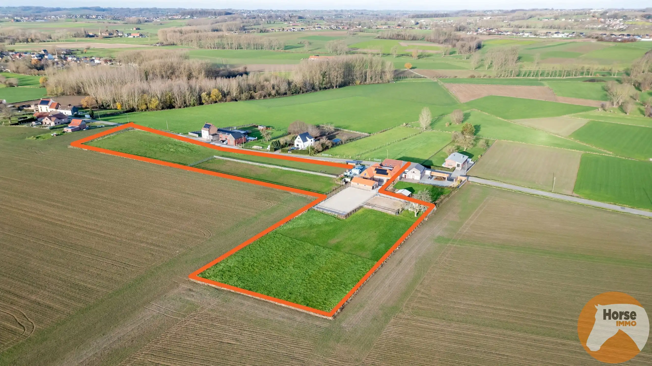 LIERDE -  Rustig gelegen vierkantshoeve op 1,5 ha foto {{pictureIndex}}
