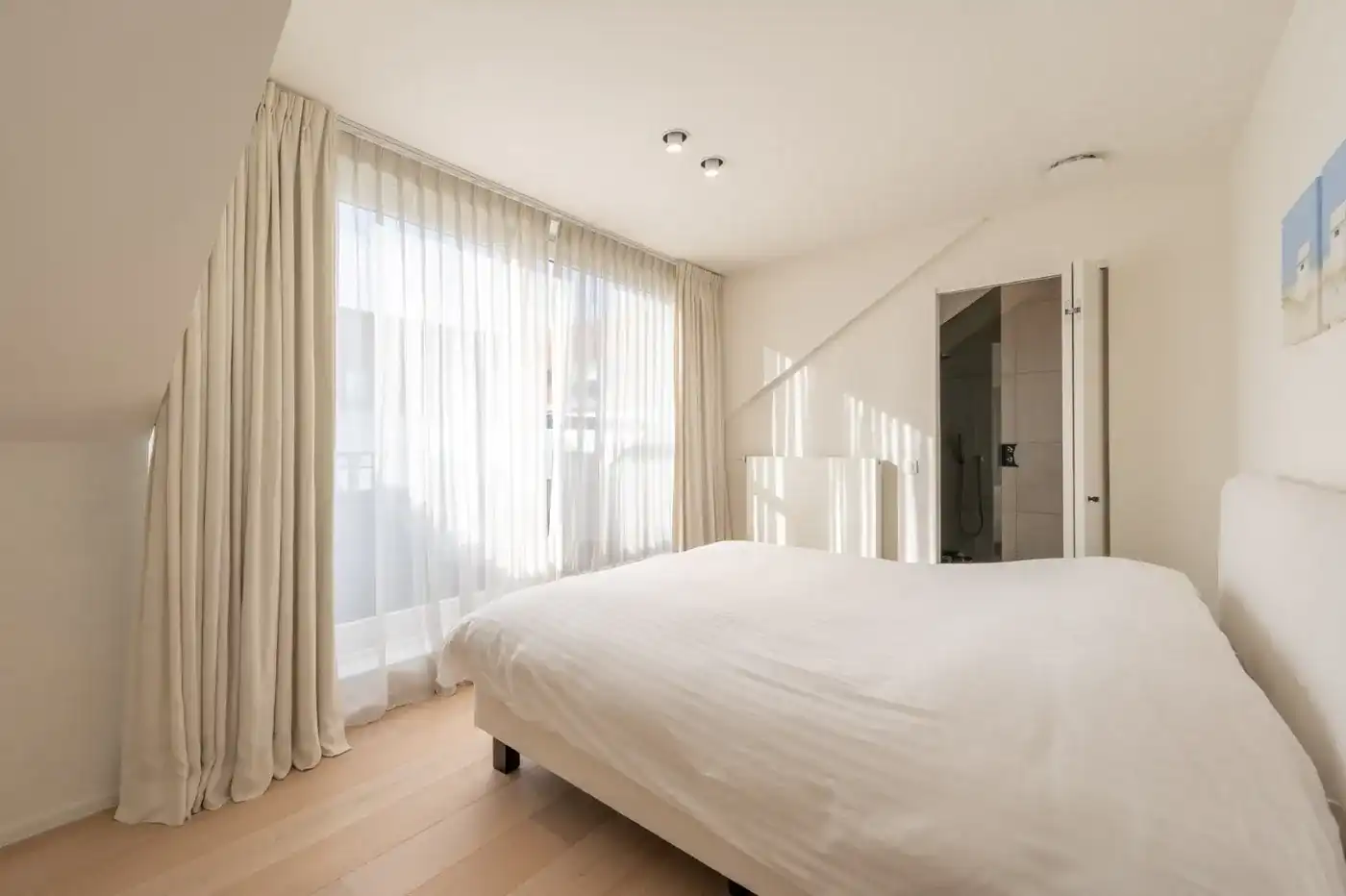 Lichtrijke bel-etage woning nabij van het Oosthoekplein in Het Zoute foto 16