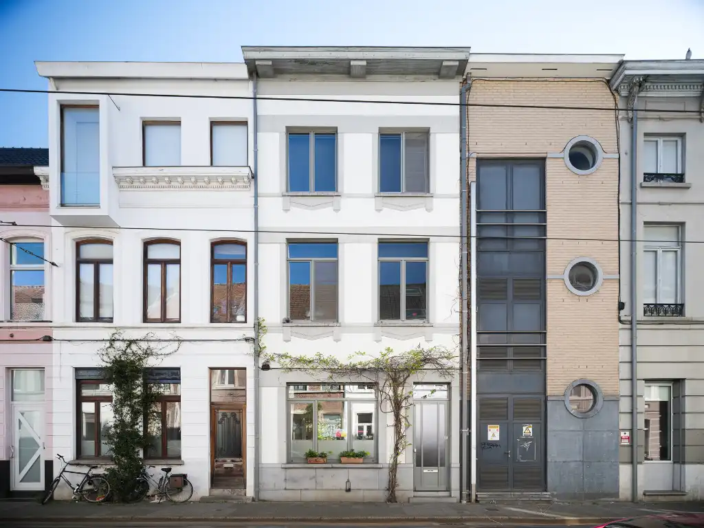 Karaktervolle architectenwoning met 3 slaapkamers en een uitzonderlijke tuin in Ledeberg. foto {{pictureIndex}}