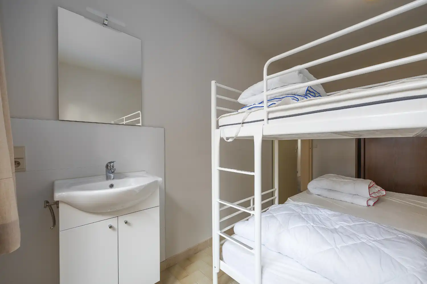 Instapklaar 2 slaapkamer-appartement met zijdelings zeezicht foto 15
